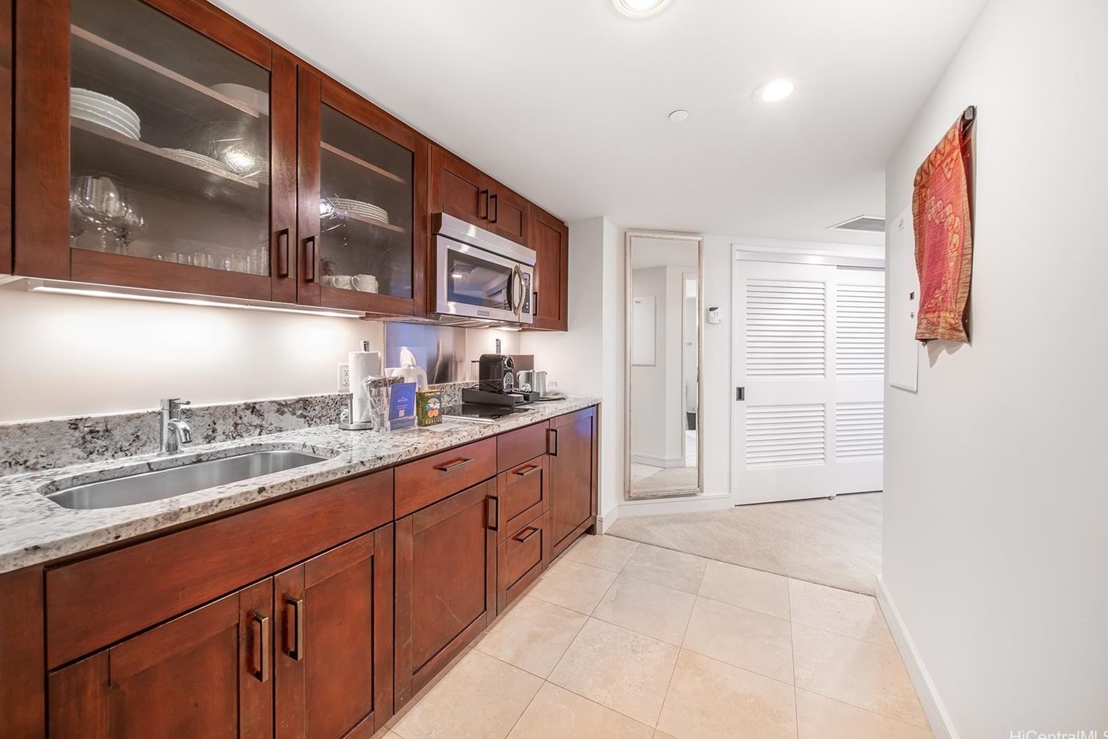 223 Saratoga Rd #917, Honolulu, HI 96815