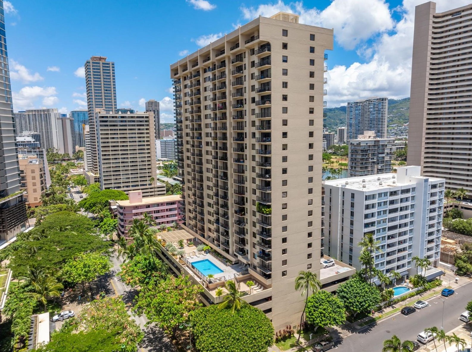 2140 Kuhio Ave, Honolulu HI  96815-2372 exterior