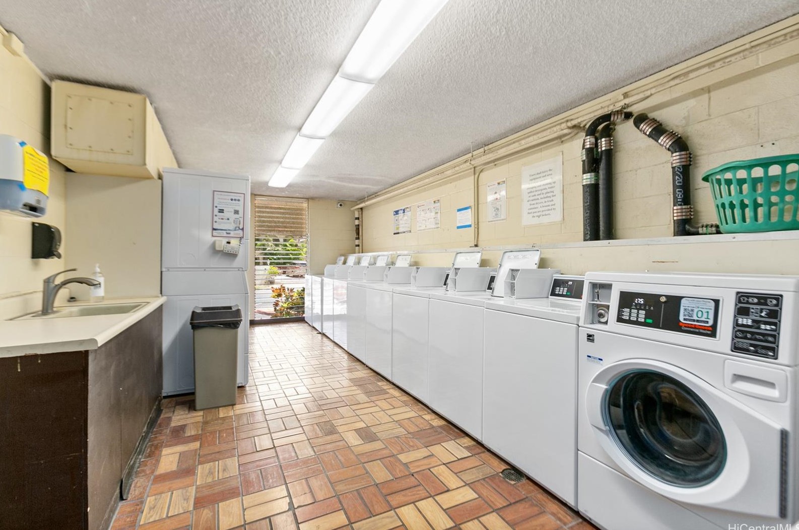 5122 Likini St, Honolulu HI  96818-2950 exterior