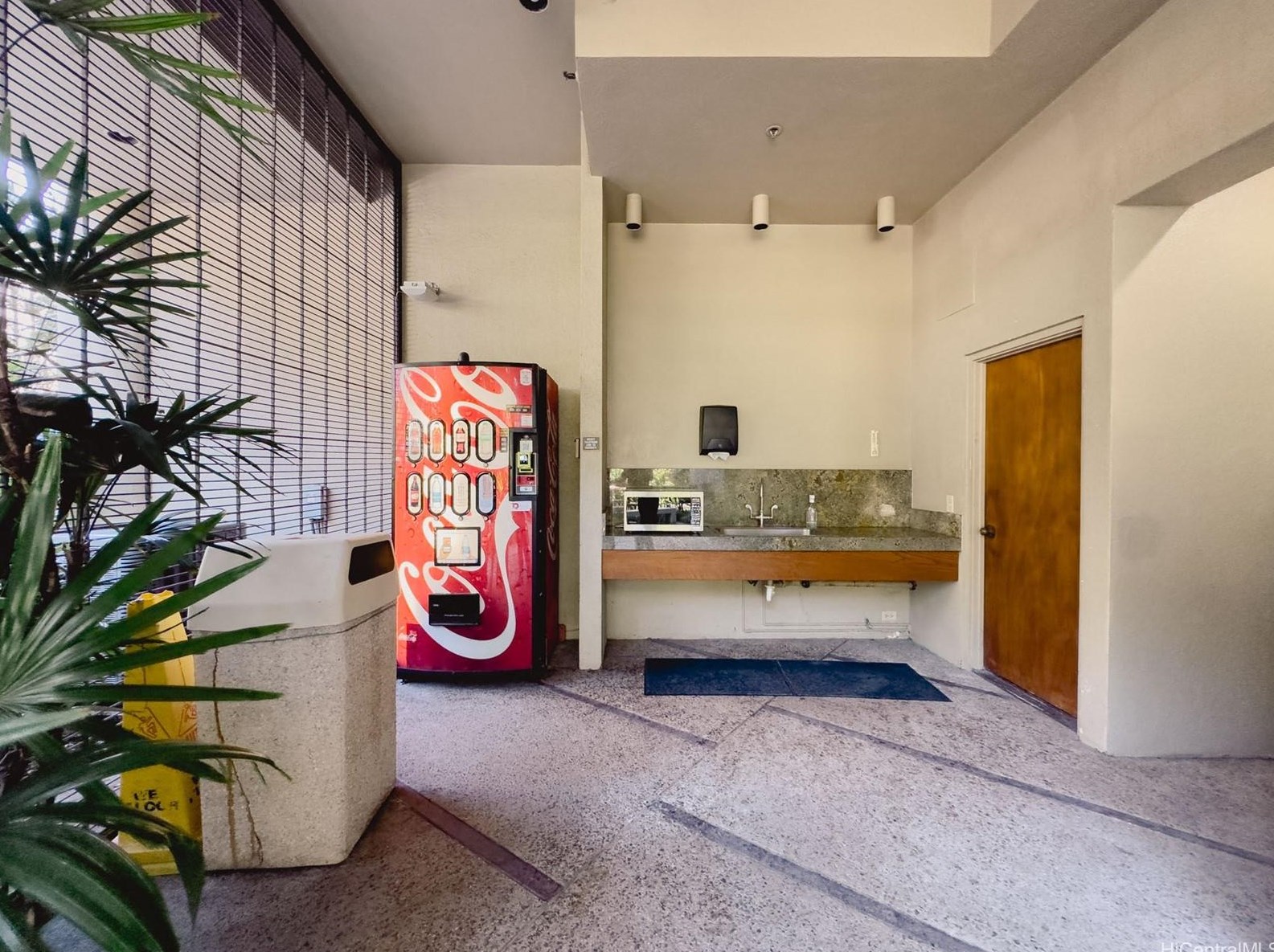 60 Beretania St, Honolulu HI  96817-4752 exterior