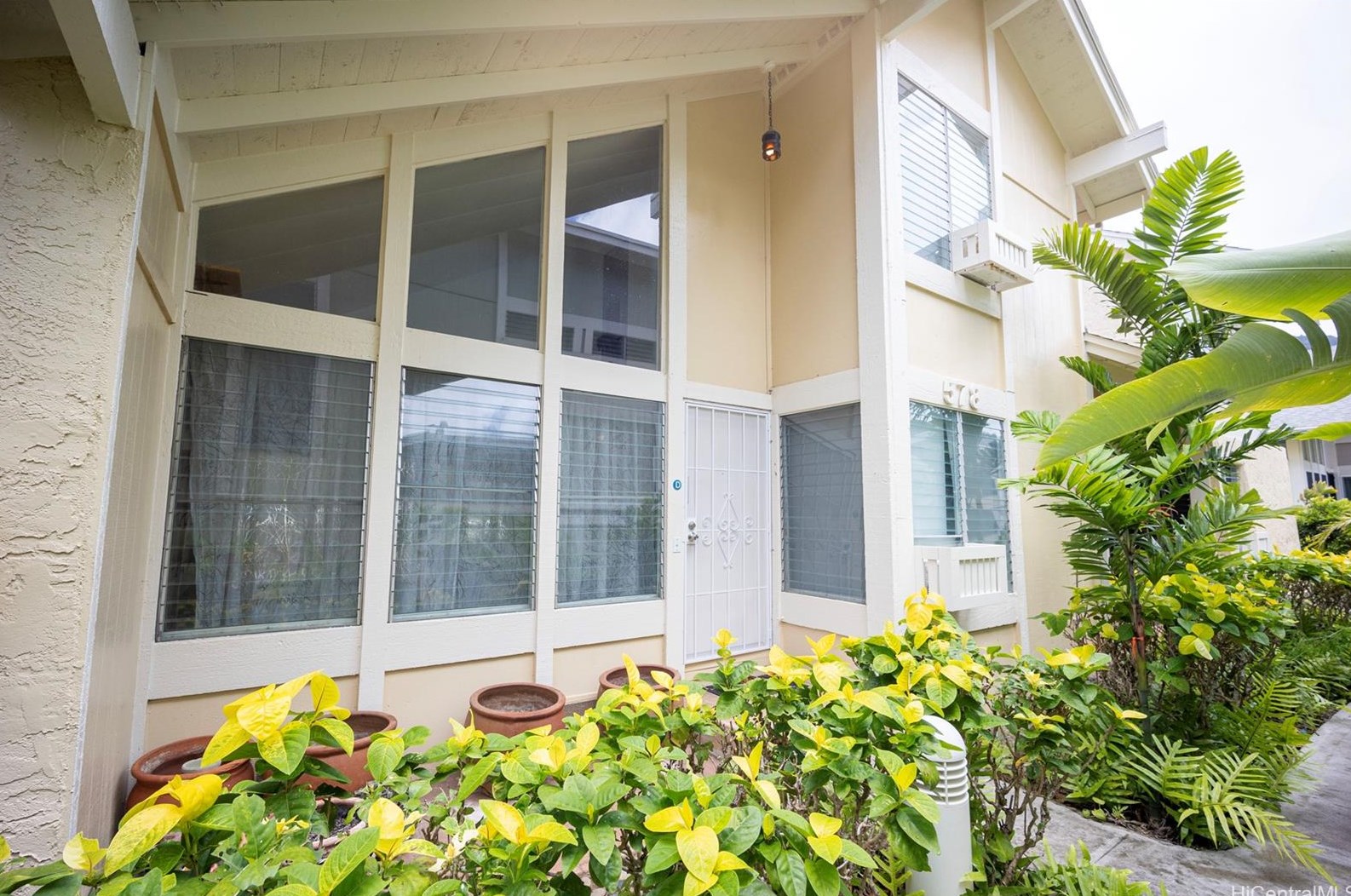 578 Hahaione St, Honolulu, HI 96825-1409