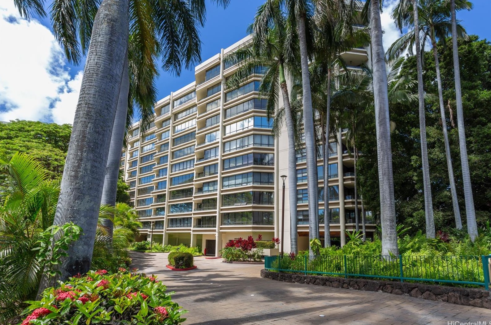 1525 Wilder Ave, Honolulu HI  96822-4683 exterior