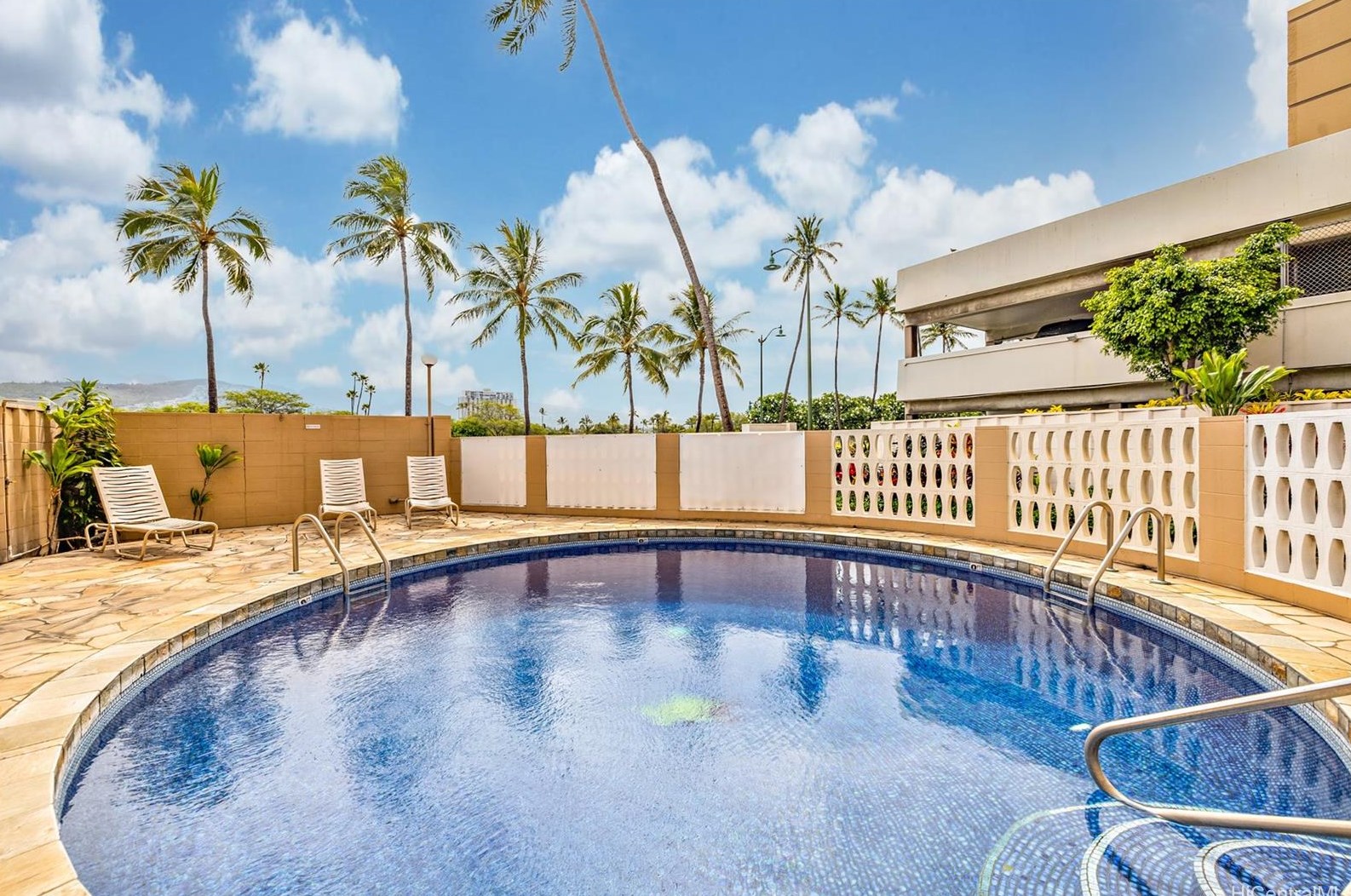 2415 Ala Wai Blvd, Honolulu HI  96815-3451 exterior