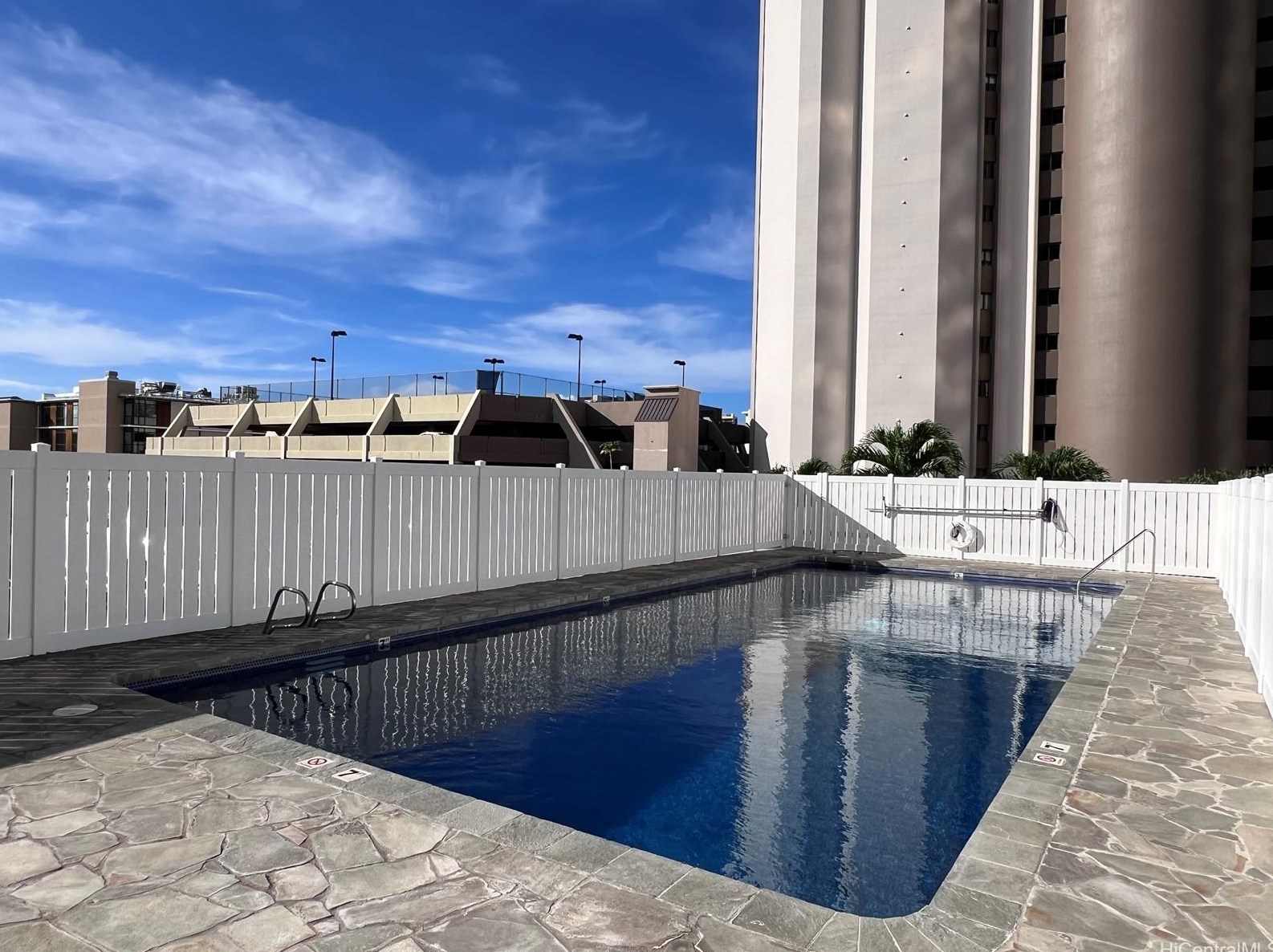 2525 Date St, Honolulu HI  96826-5437 exterior