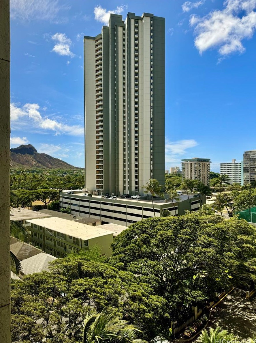 300 Wai Nani Way, Honolulu HI  96815-3961 exterior