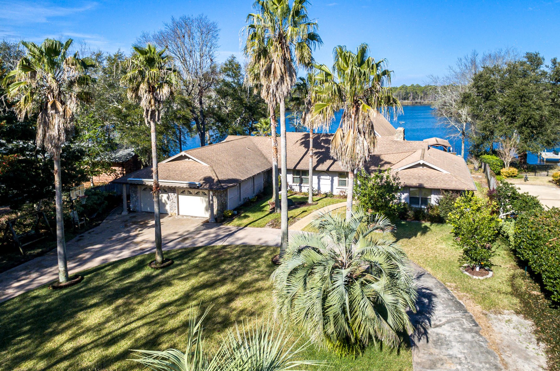 1011 Lake Dr, Niceville, FL 32578-4720