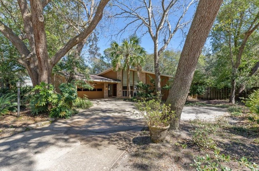 594 Fairway Ct, Fort Walton Beach, FL 32547-1809