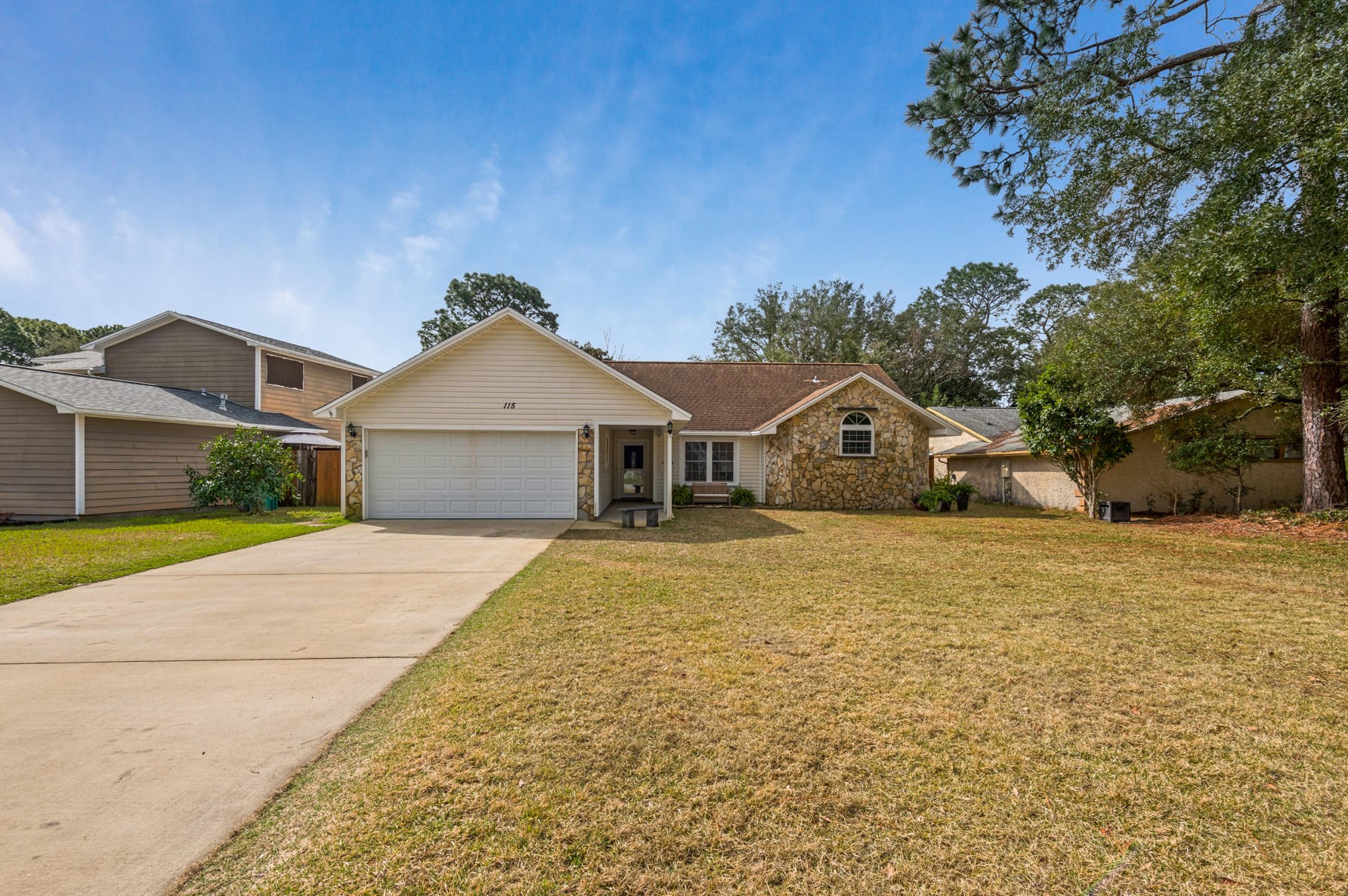 115 Meadow Woods Ln, Niceville, FL 32578-3938