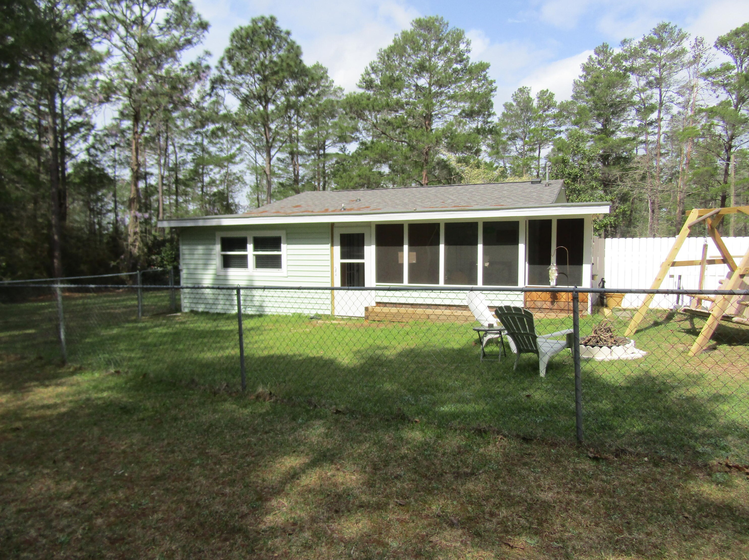 1387 Trout Dr, Defuniak Springs, FL 32433