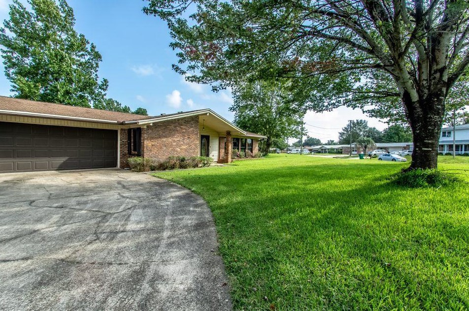 27 W Casa Loma Dr W, Mary Esther, FL 32569