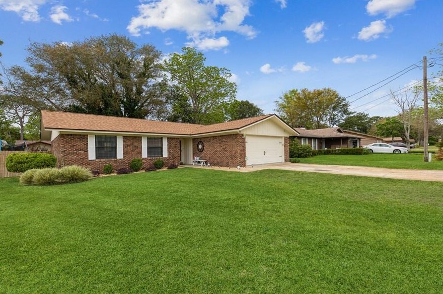 77 9th St, Shalimar, FL 32579