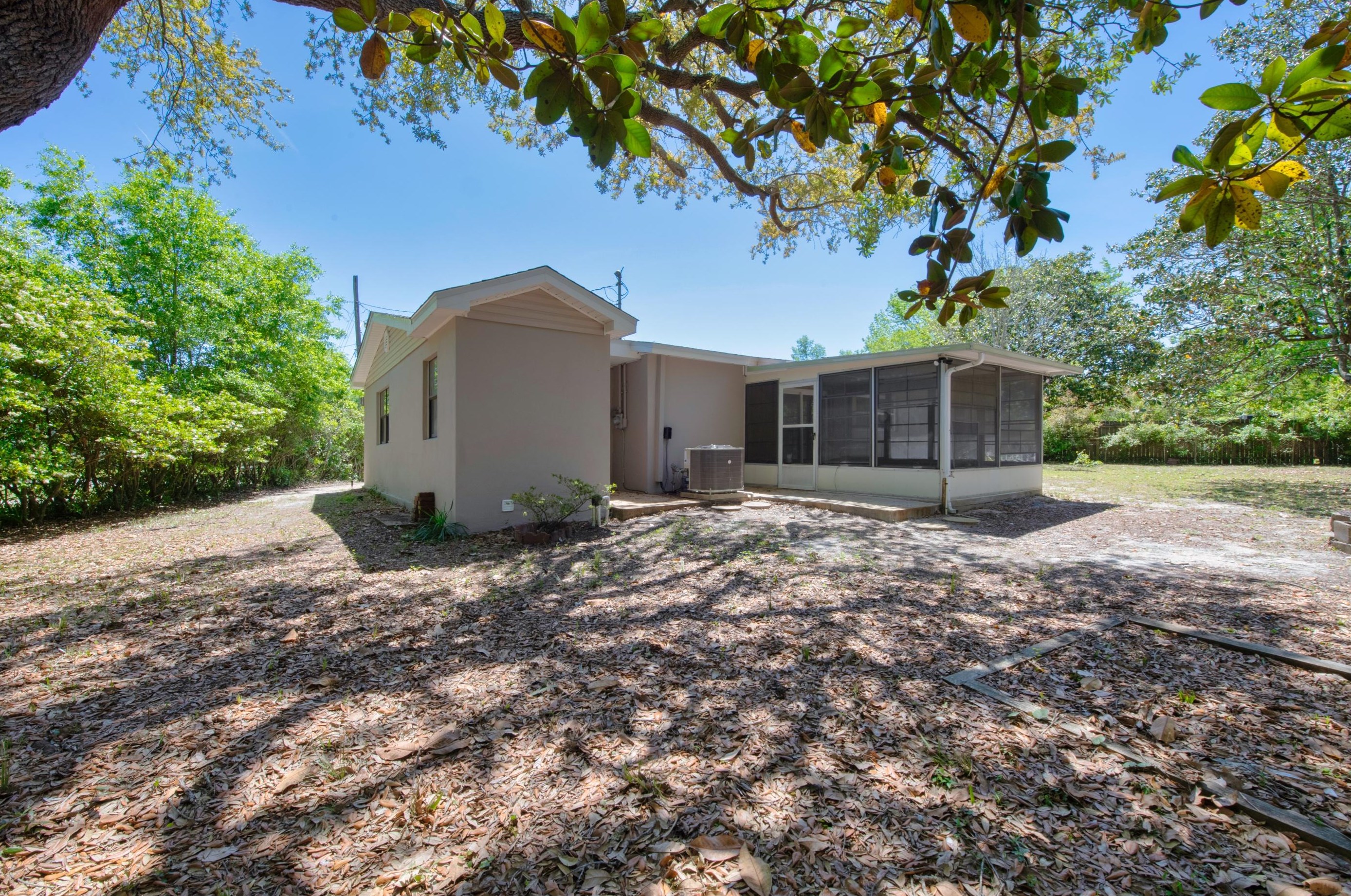 125 Terry Cir, Mary Esther FL  32569-1850 exterior