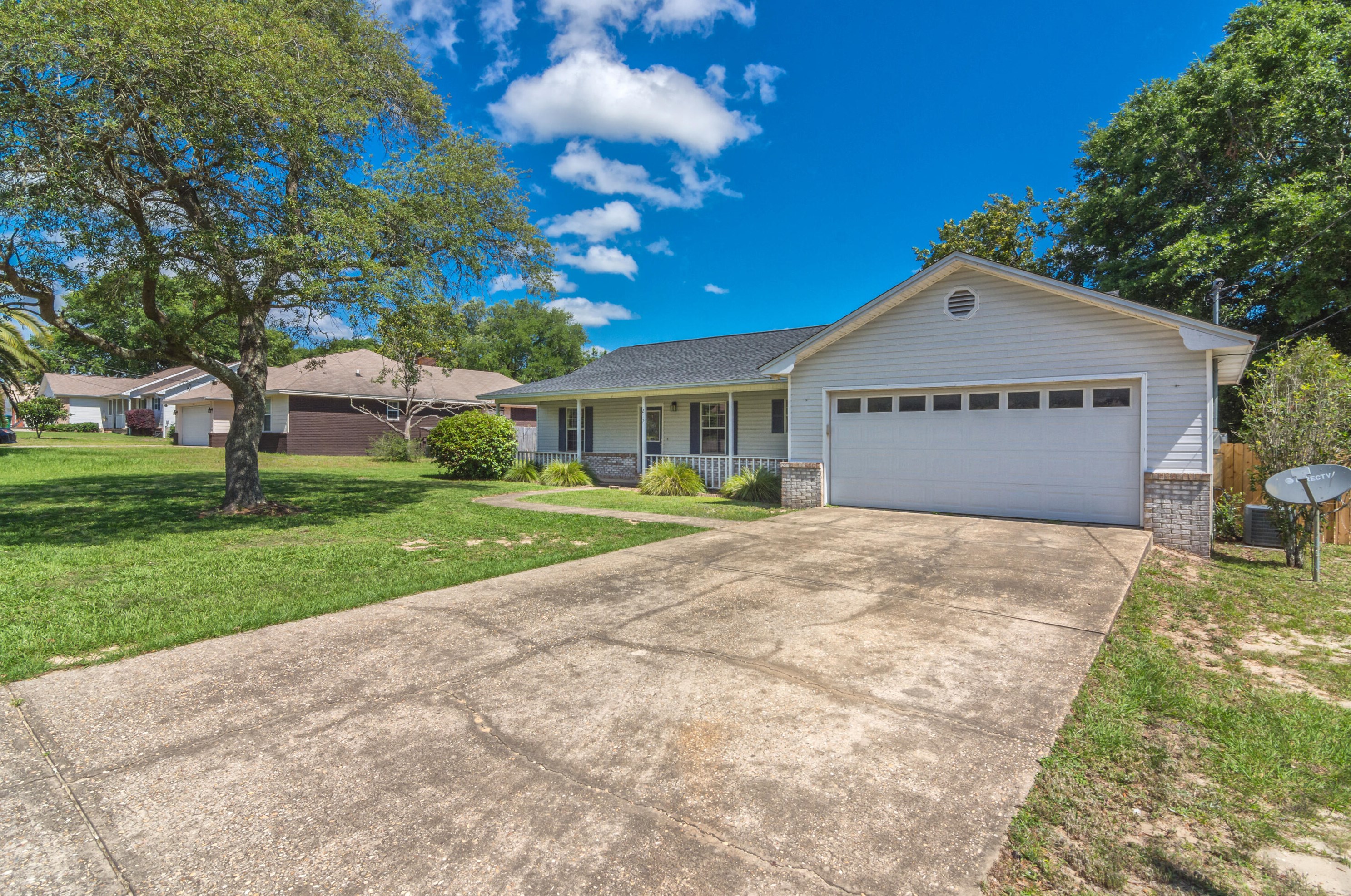 212 Westview Dr, Crestview, FL 32536-9254