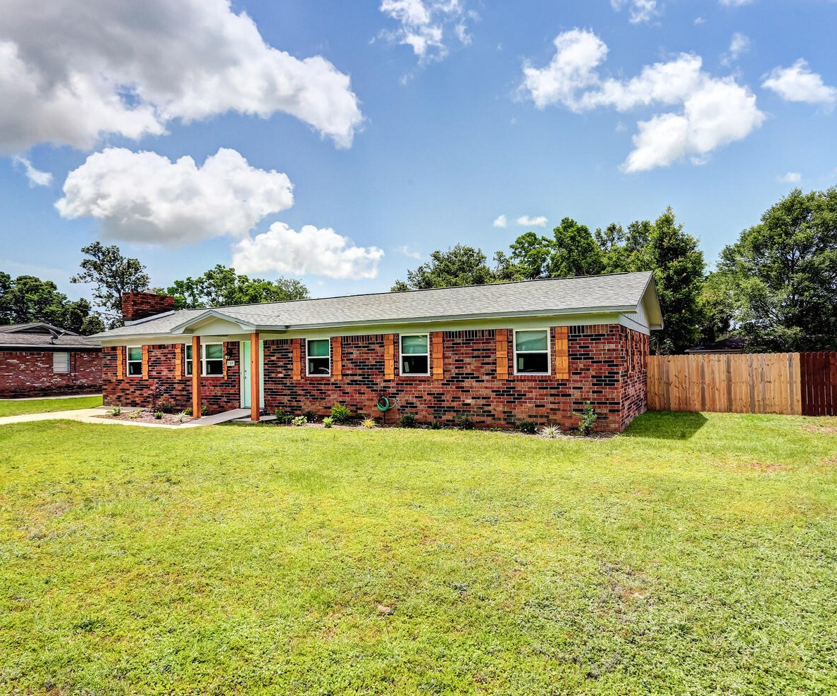 7165 Peninsula Dr, Pensacola, FL 32526