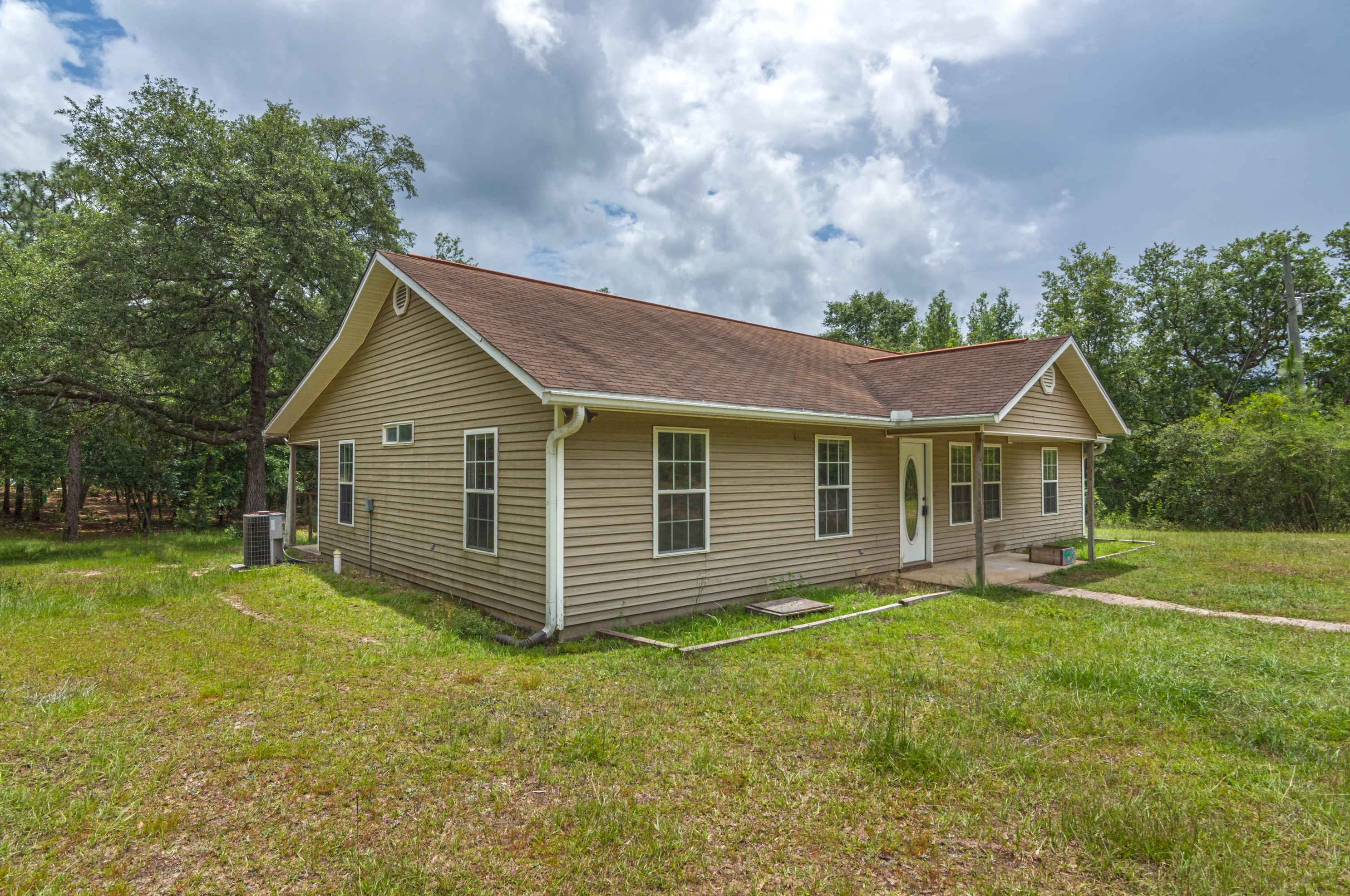 905 Hiawatha St, Holt, FL 32564