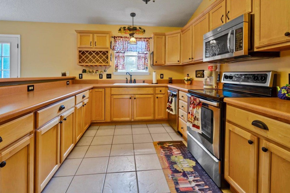 1922 Bayou Dr, Gulf Breeze, FL 32566-7620