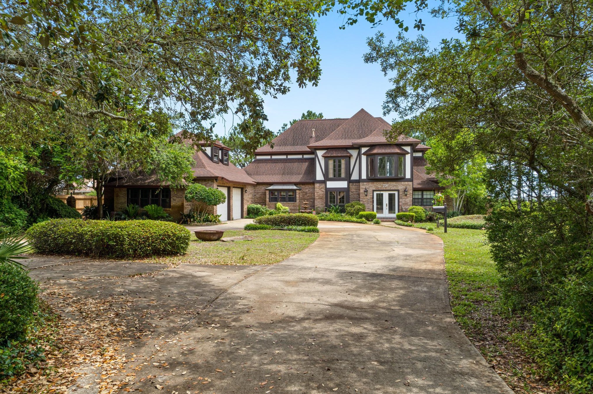 731 Forest Shores Dr, Mary Esther, FL 32569-2704