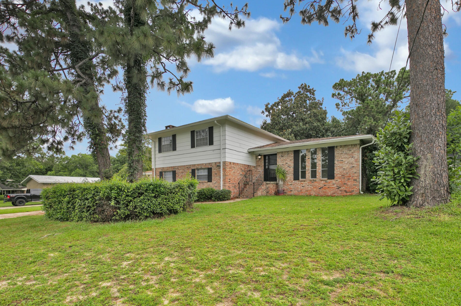 33 Walnut Ave, Shalimar, FL 32579