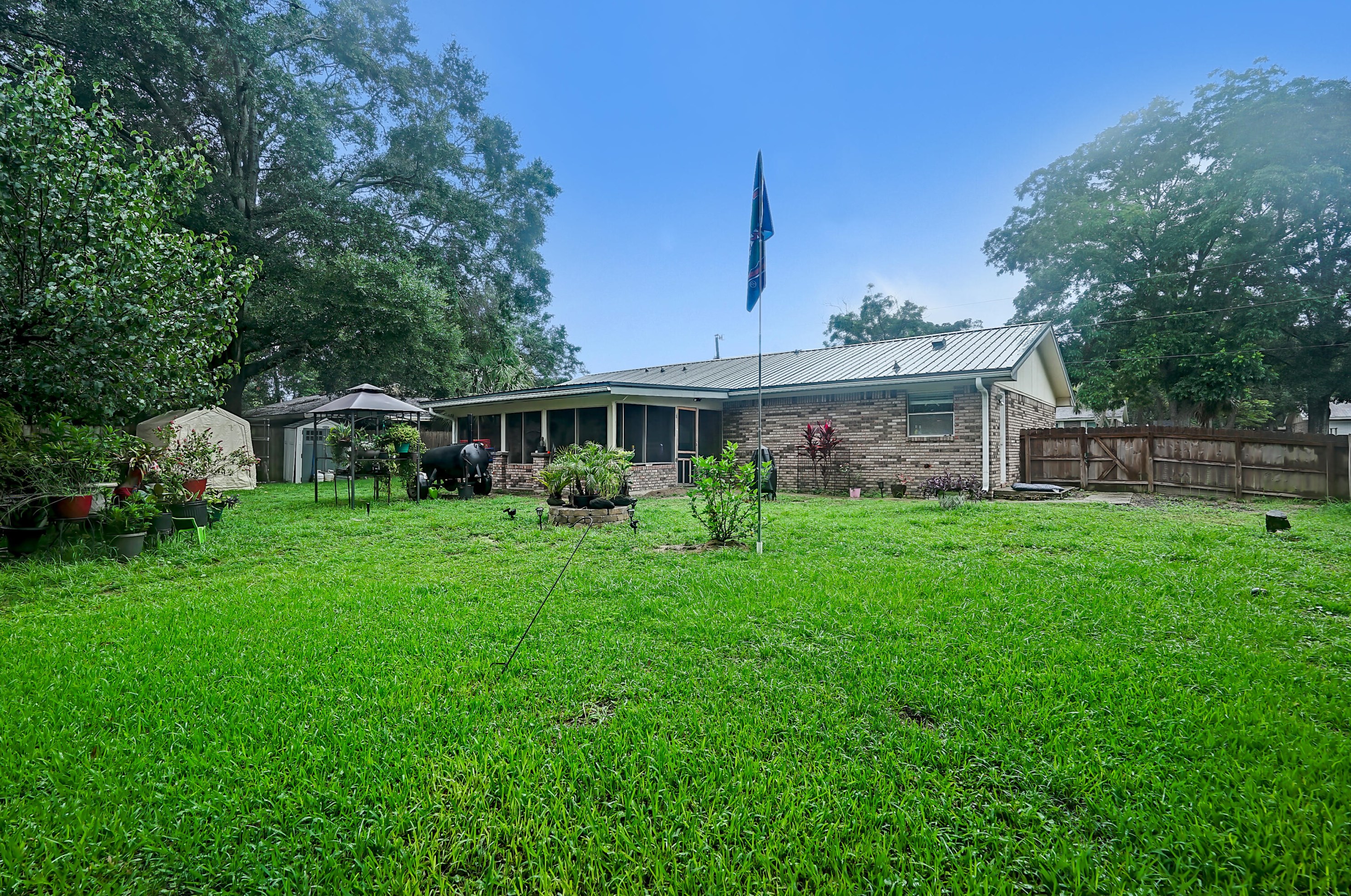 37 9th St, Shalimar, FL 32579