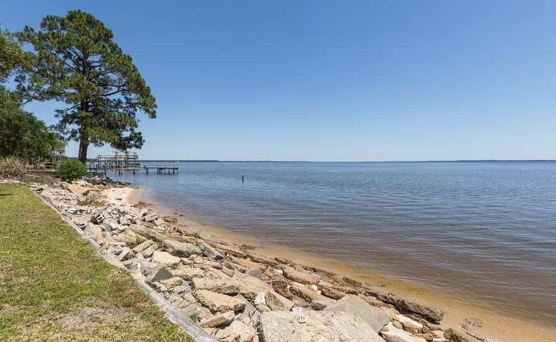 204 Bayshore Dr, Freeport, FL 32439