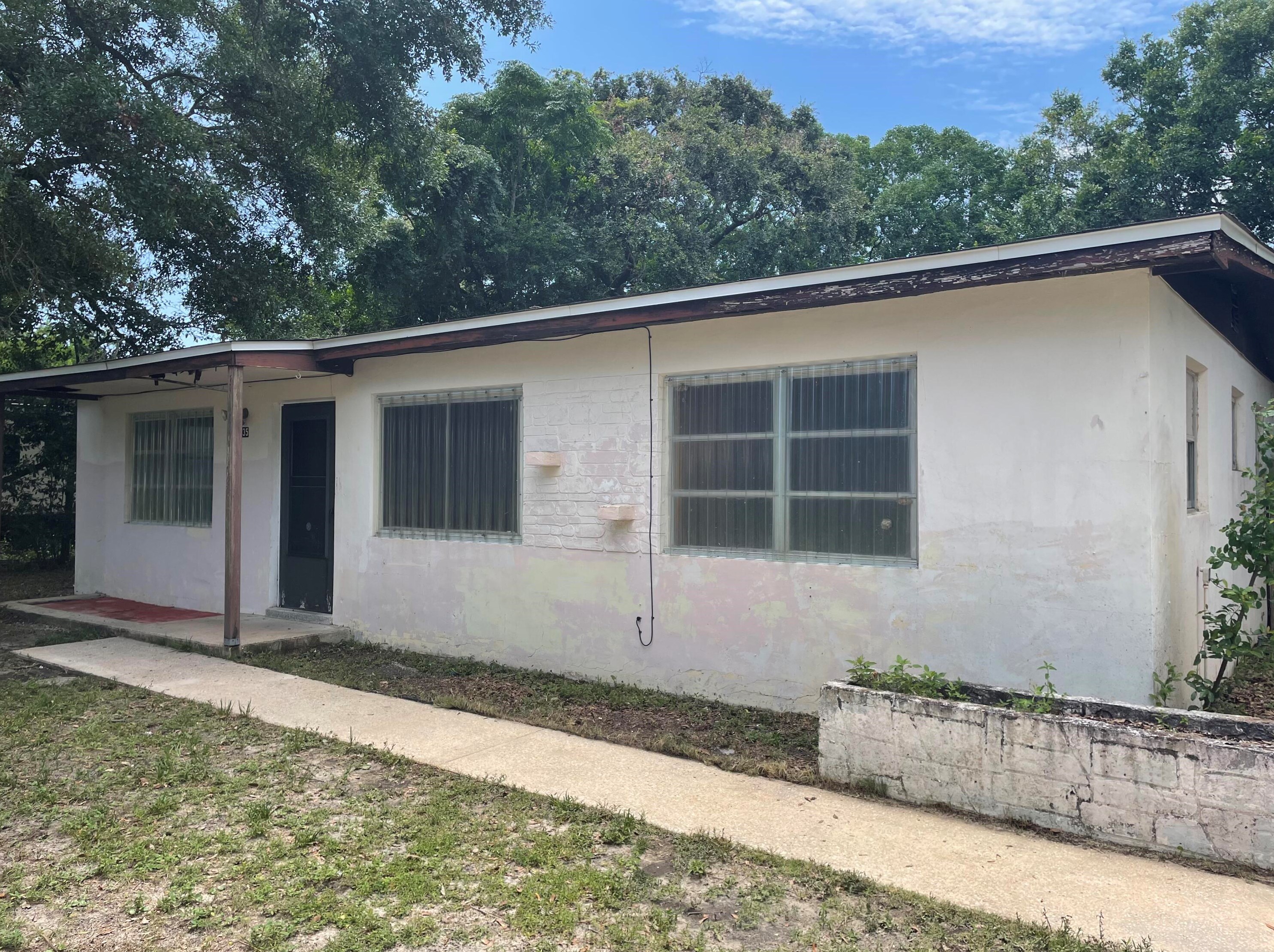 435 Avon Ln, Mary Esther, FL 32569