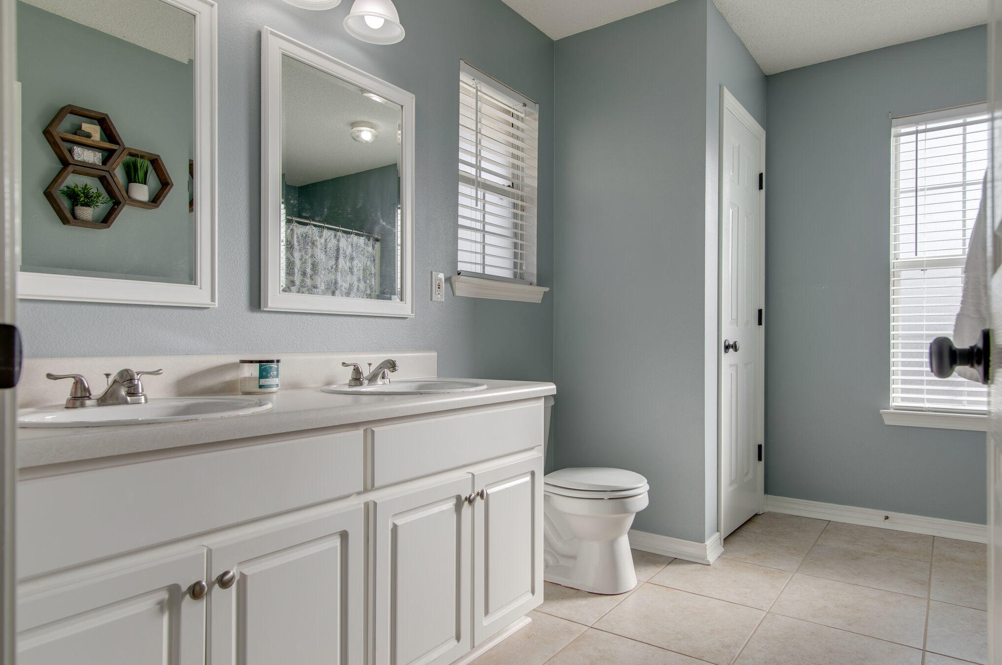 561 Rough Leaf Ln, Mary Esther FL  32569-2184 exterior