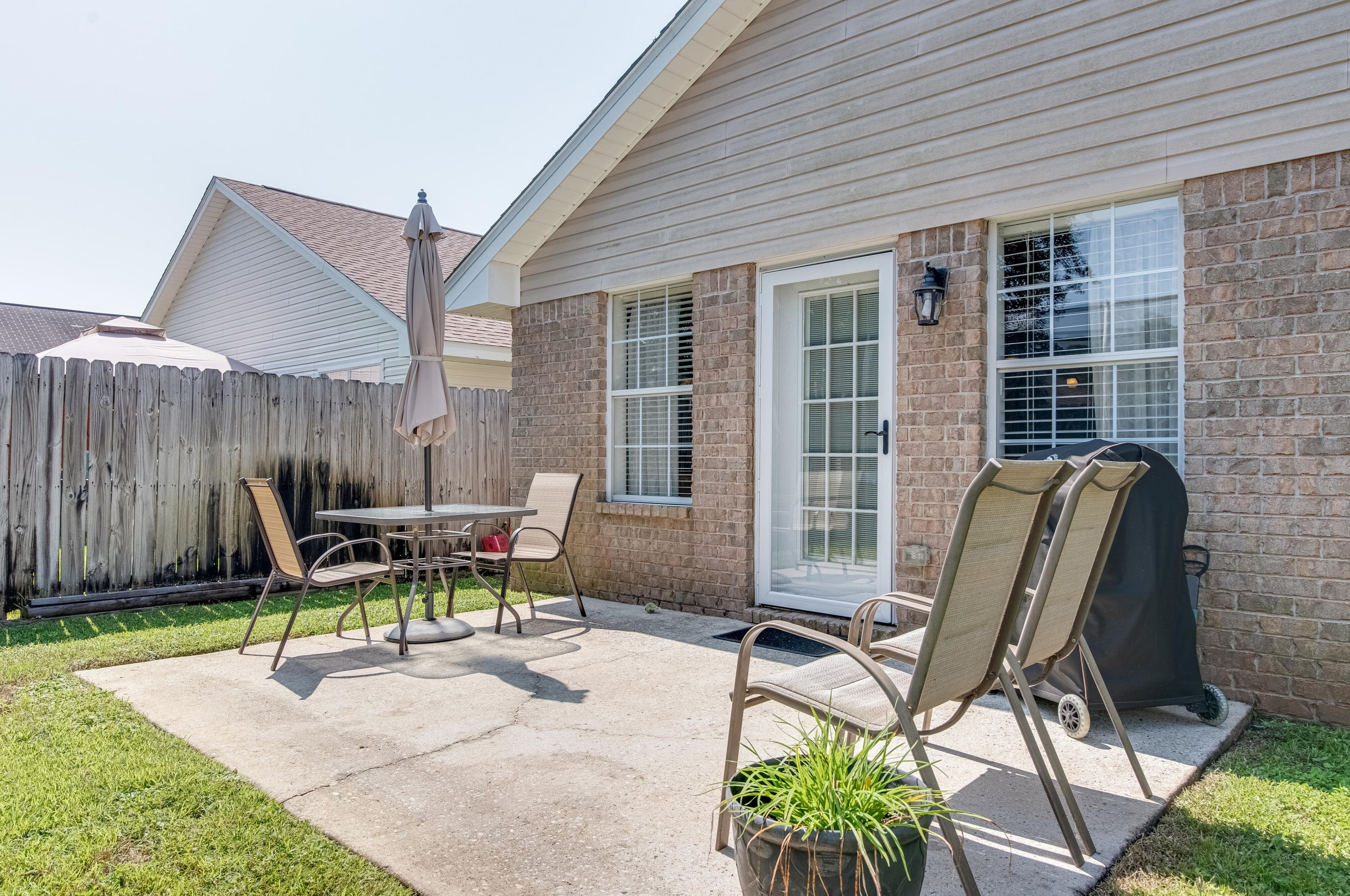 561 Rough Leaf Ln, Mary Esther FL  32569-2184 exterior