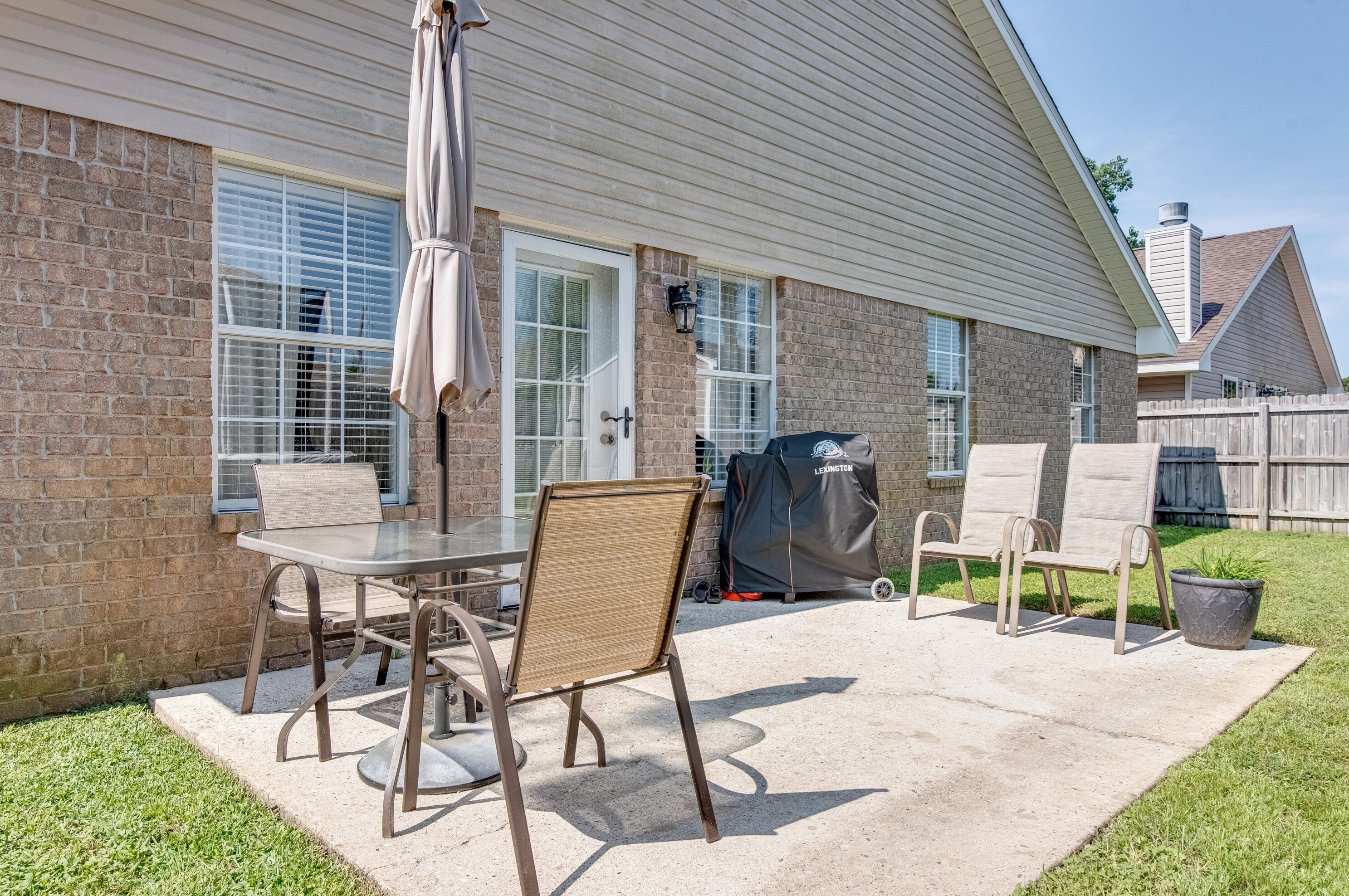 561 Rough Leaf Ln, Mary Esther FL  32569-2184 exterior