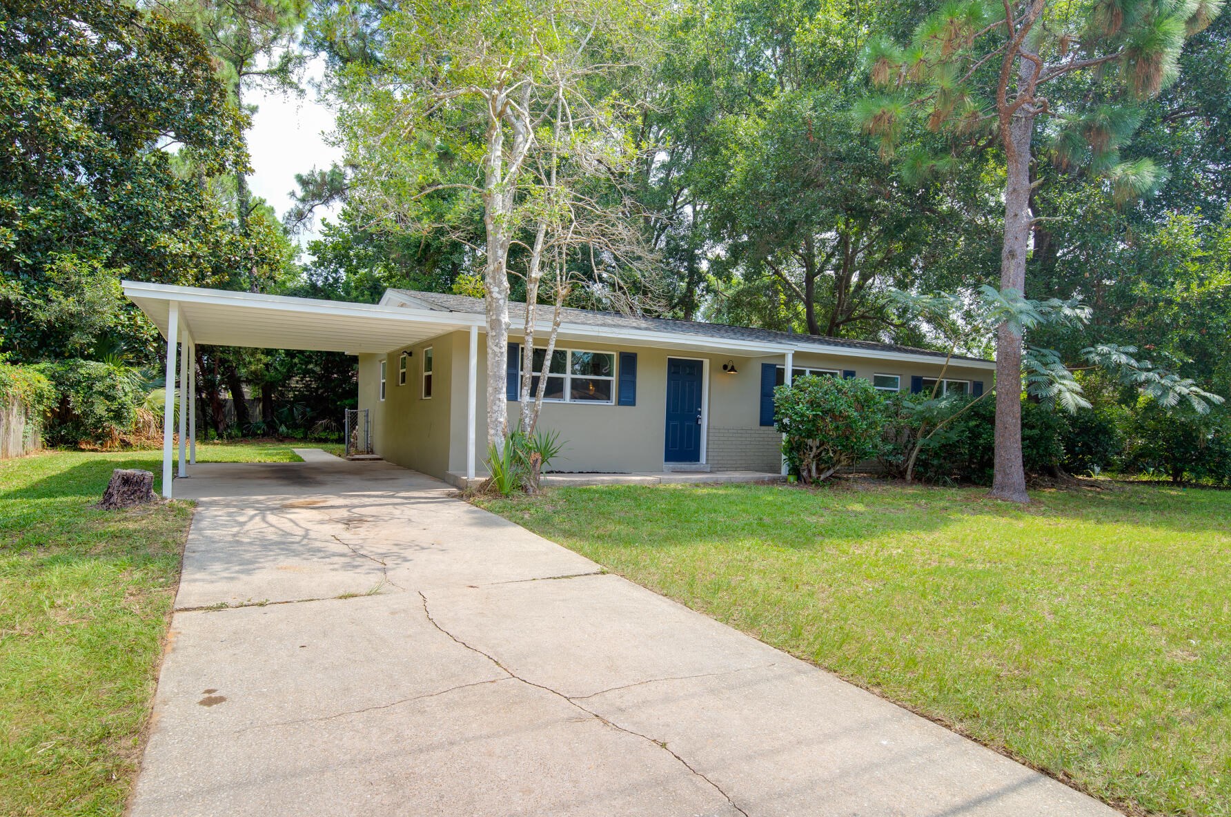 523 Hollywood Blvd, Mary Esther, FL 32569-2060