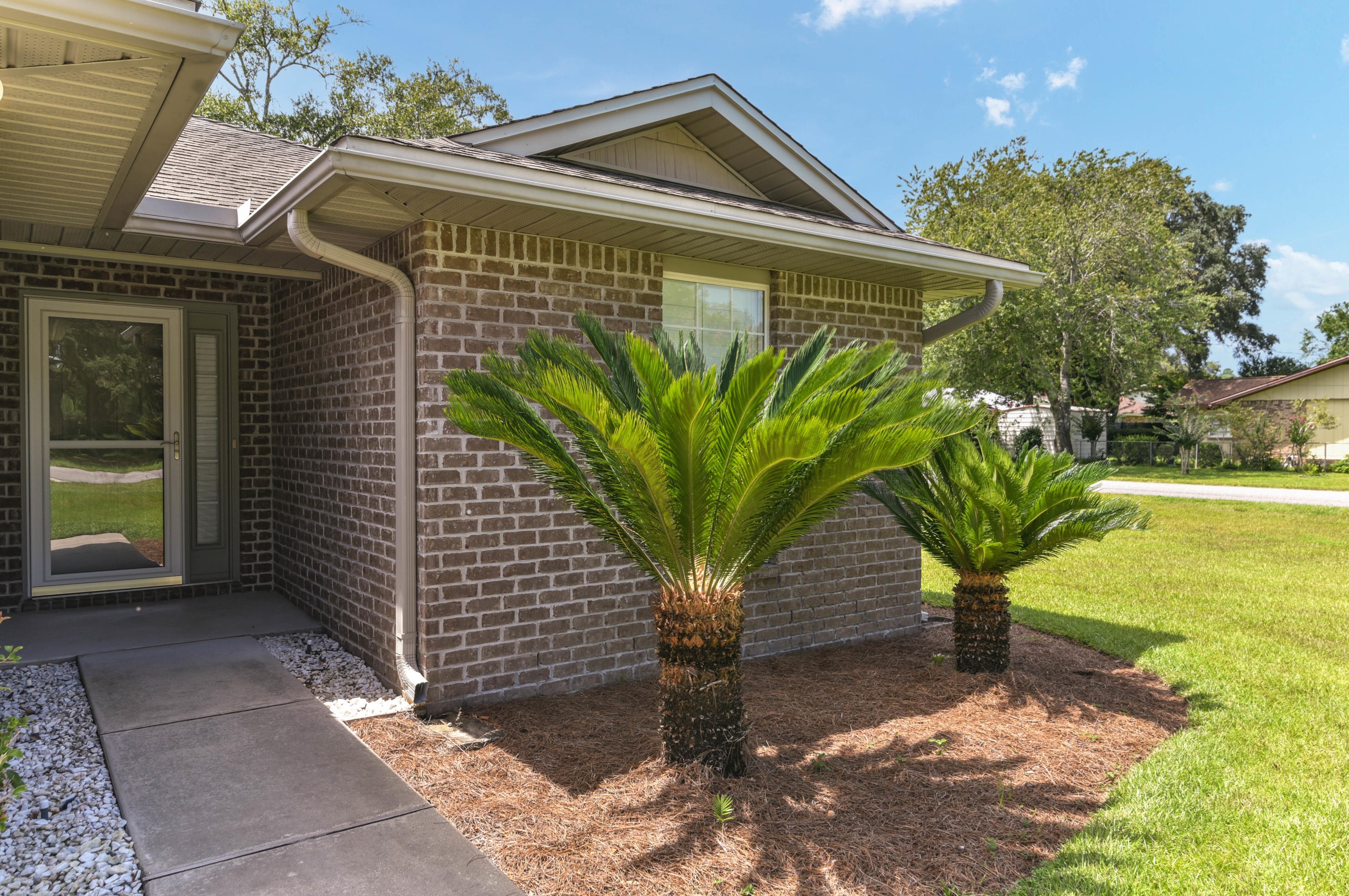 73 10th St, Shalimar, FL 32579