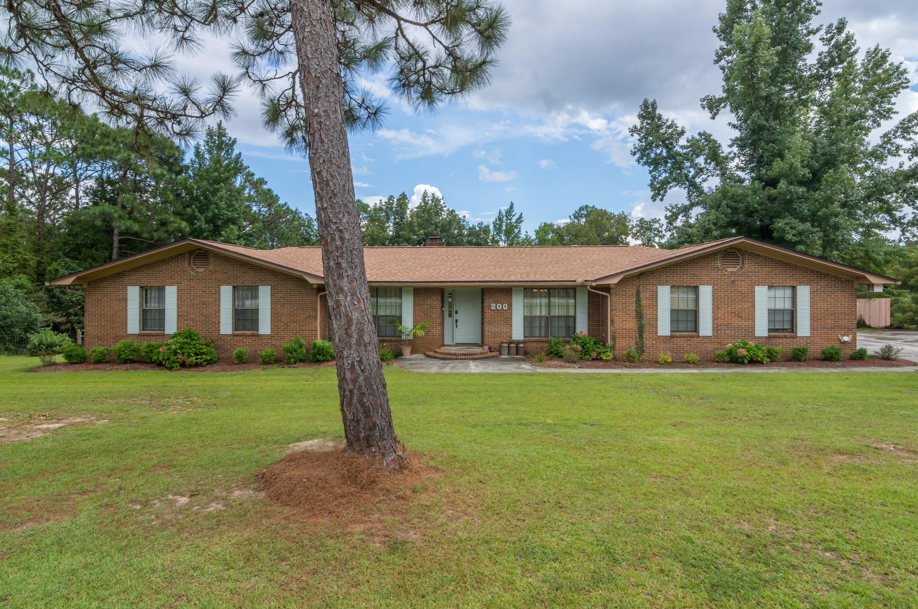 200 10 Lake Dr, Defuniak Springs, FL 32433