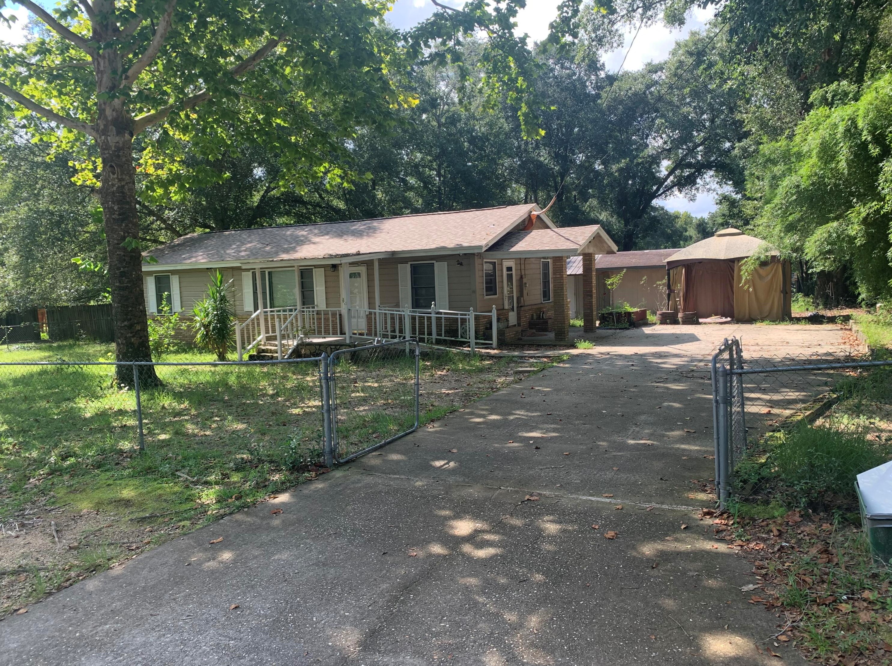 557 Robinson Ave, Crestview FL  32539-4623 exterior