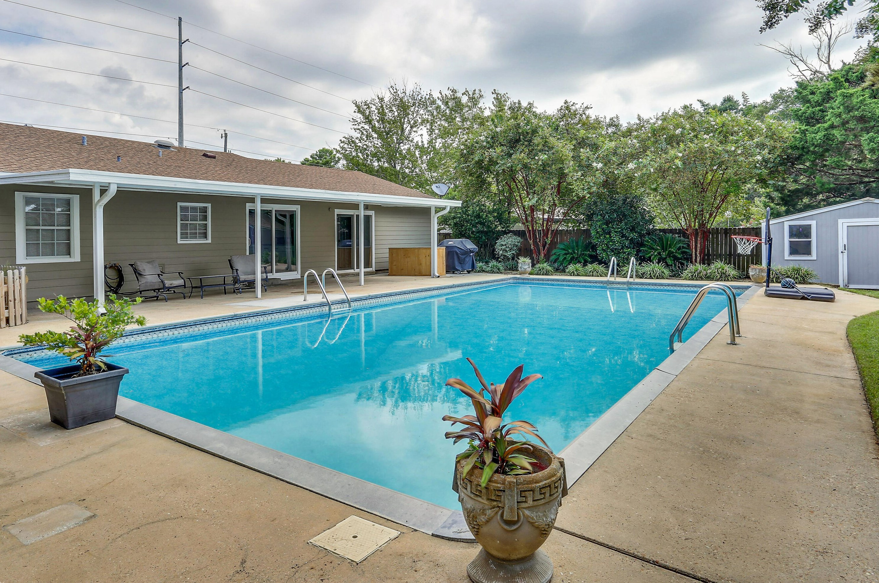 726 Hollywood Blvd, Mary Esther, FL 32569-2072