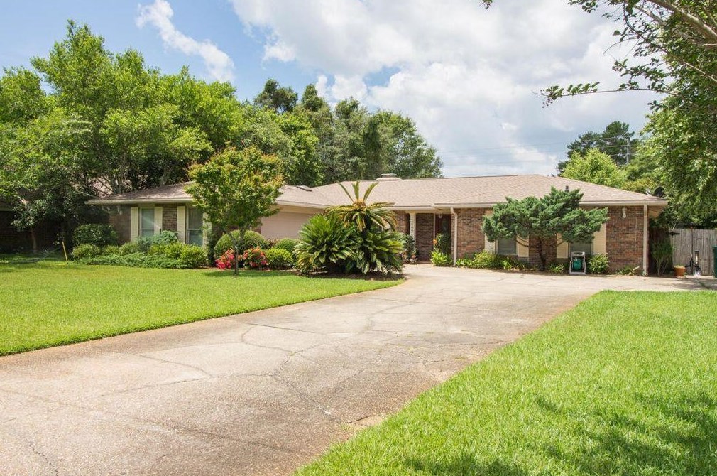 177 Country Club Rd, Shalimar, FL 32579
