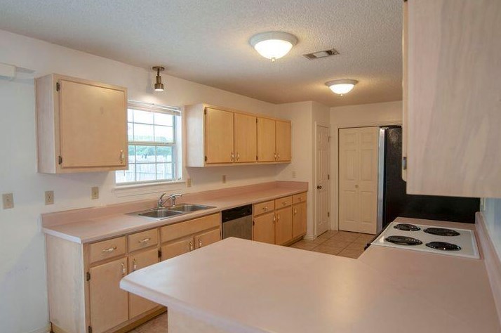 453 Chris Ln, Mary Esther, FL 32569