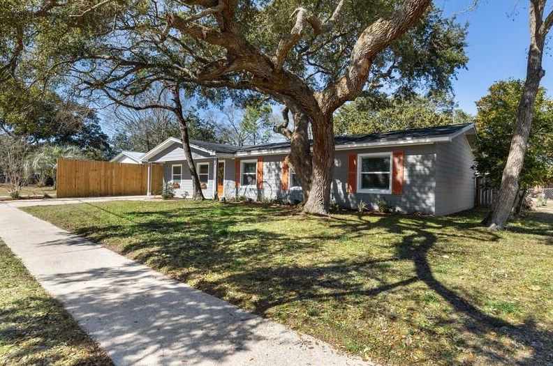 600 Newcastle Dr, Fort Walton Beach, FL 32547-2456