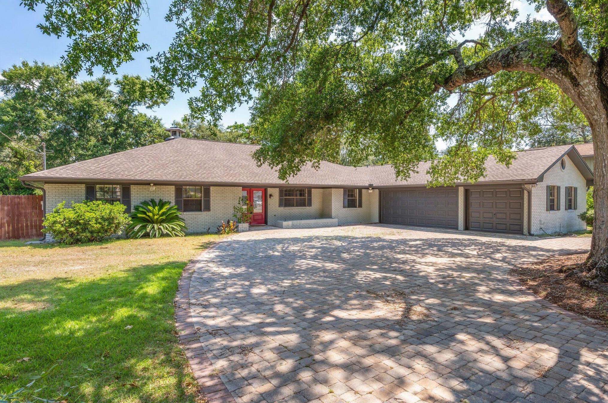 242 Country Club Rd, Shalimar, FL 32579