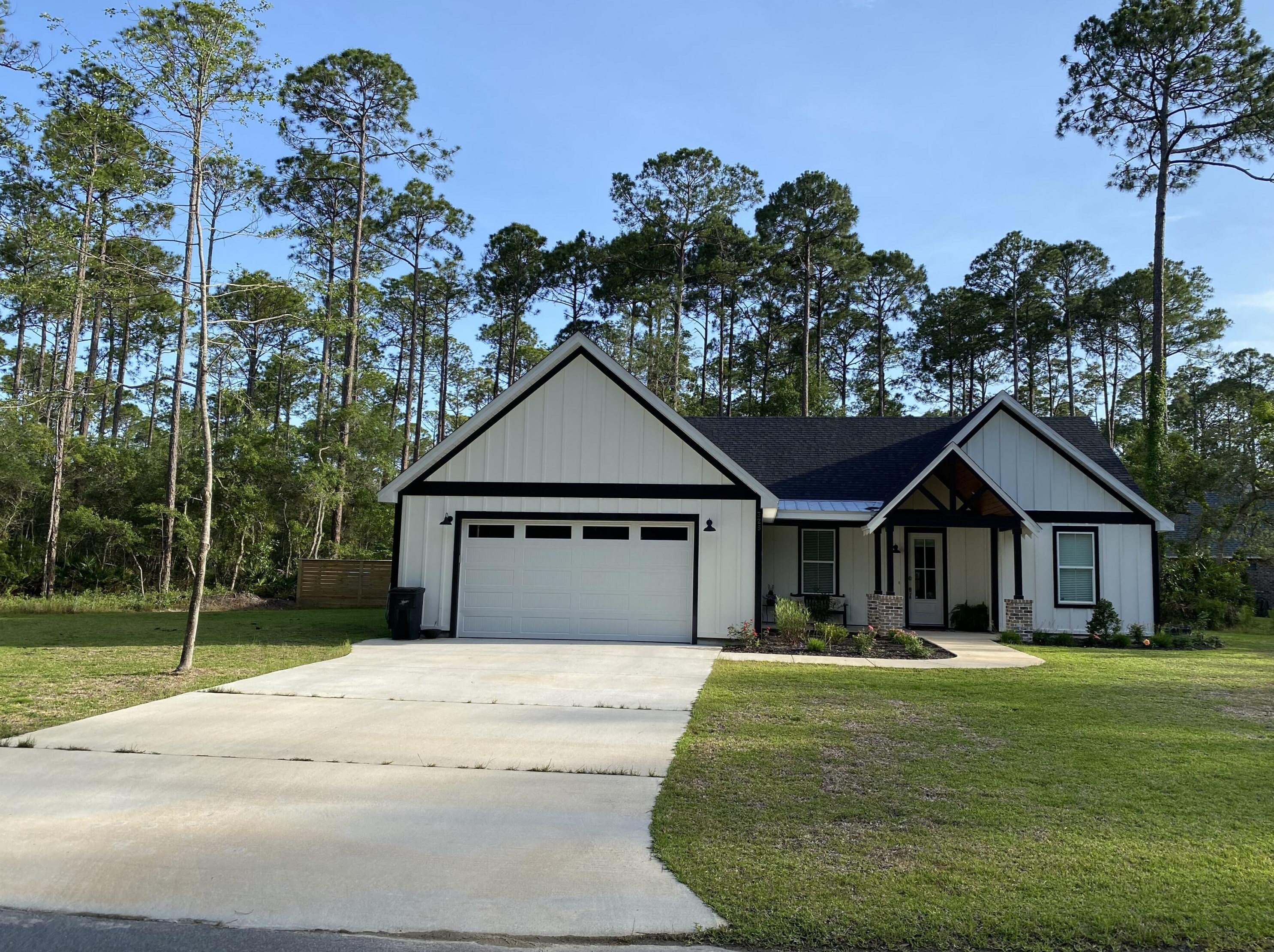 325 Cross Creek Cir, Freeport, FL 32439