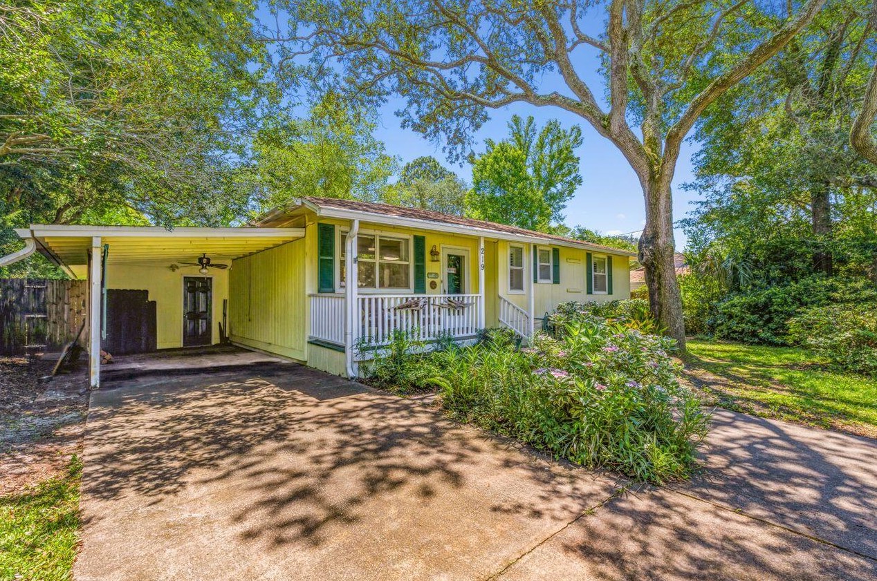 219 Greenbrier Dr, Fort Walton Beach, FL 32547-2815