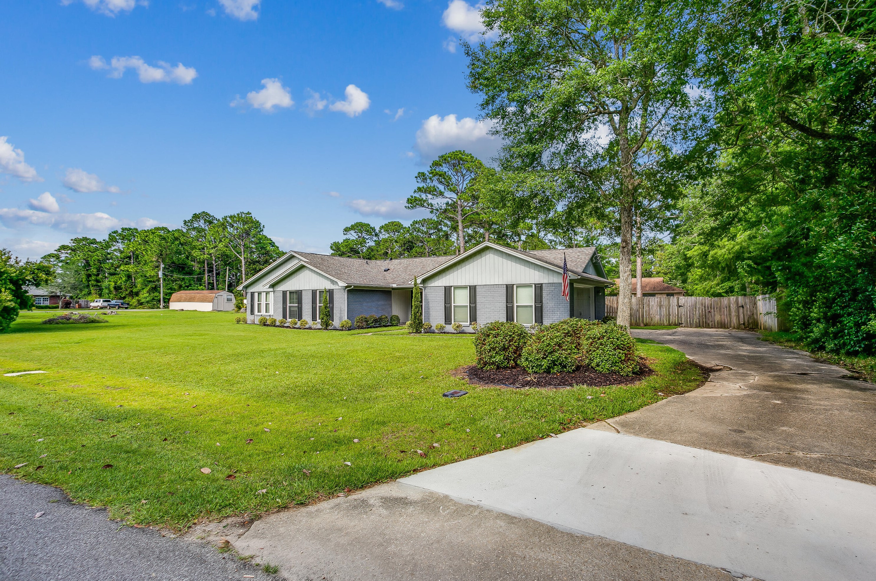 1047 Woodlore Cir, Gulf Breeze, FL 32563-3157