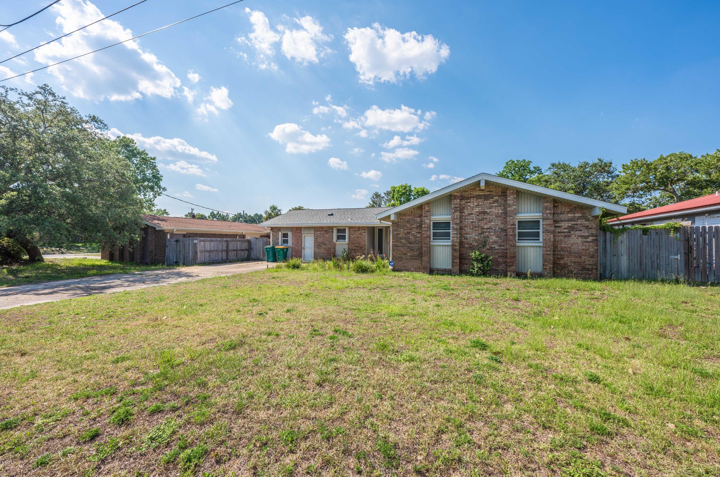 17 Lakeview Dr, Mary Esther, FL 32569-1440