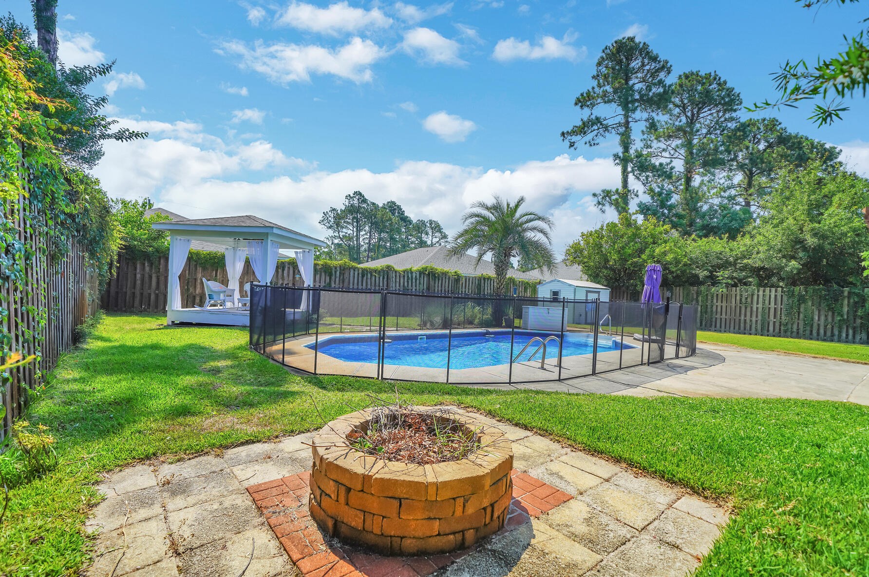 1020 Quail Hollow Dr, Mary Esther FL  32569-1479 exterior