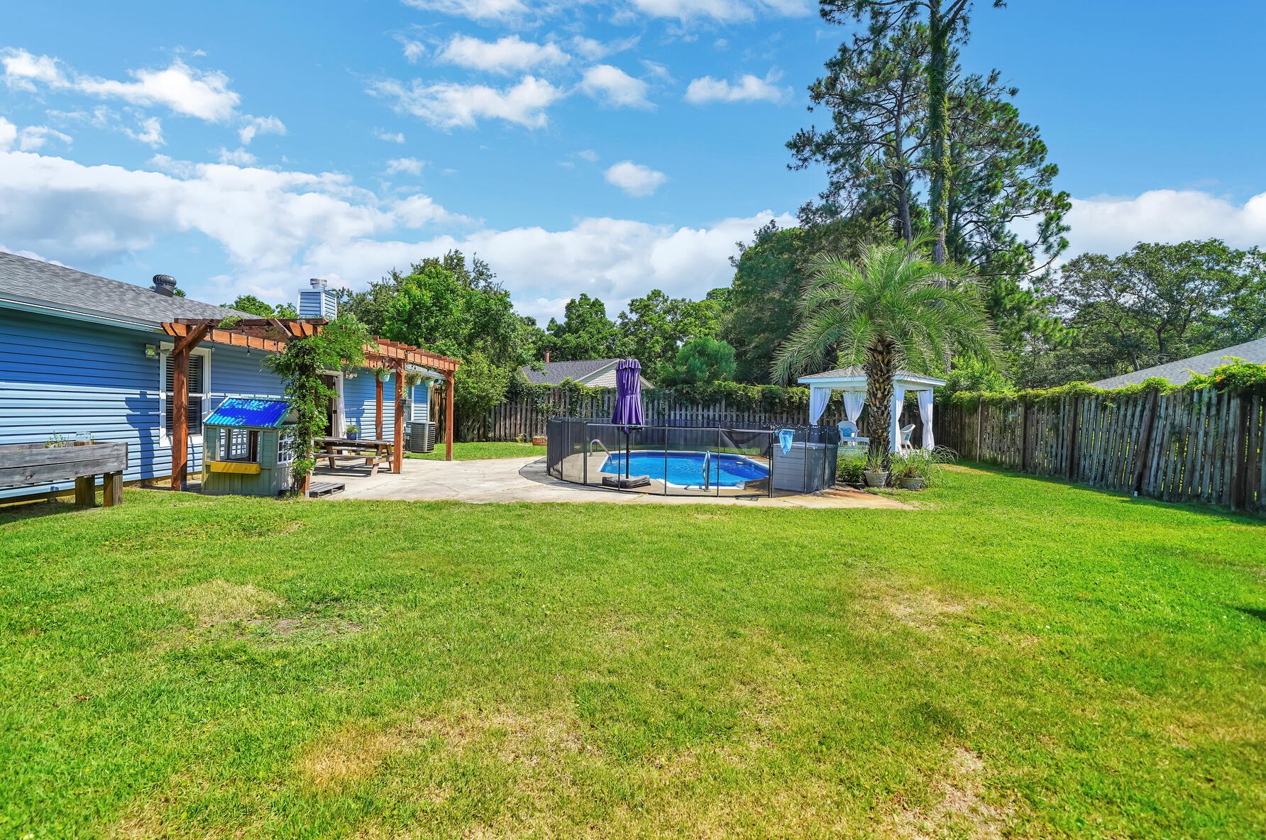 1020 Quail Holw Dr, Mary Esther FL  32569-3406 exterior