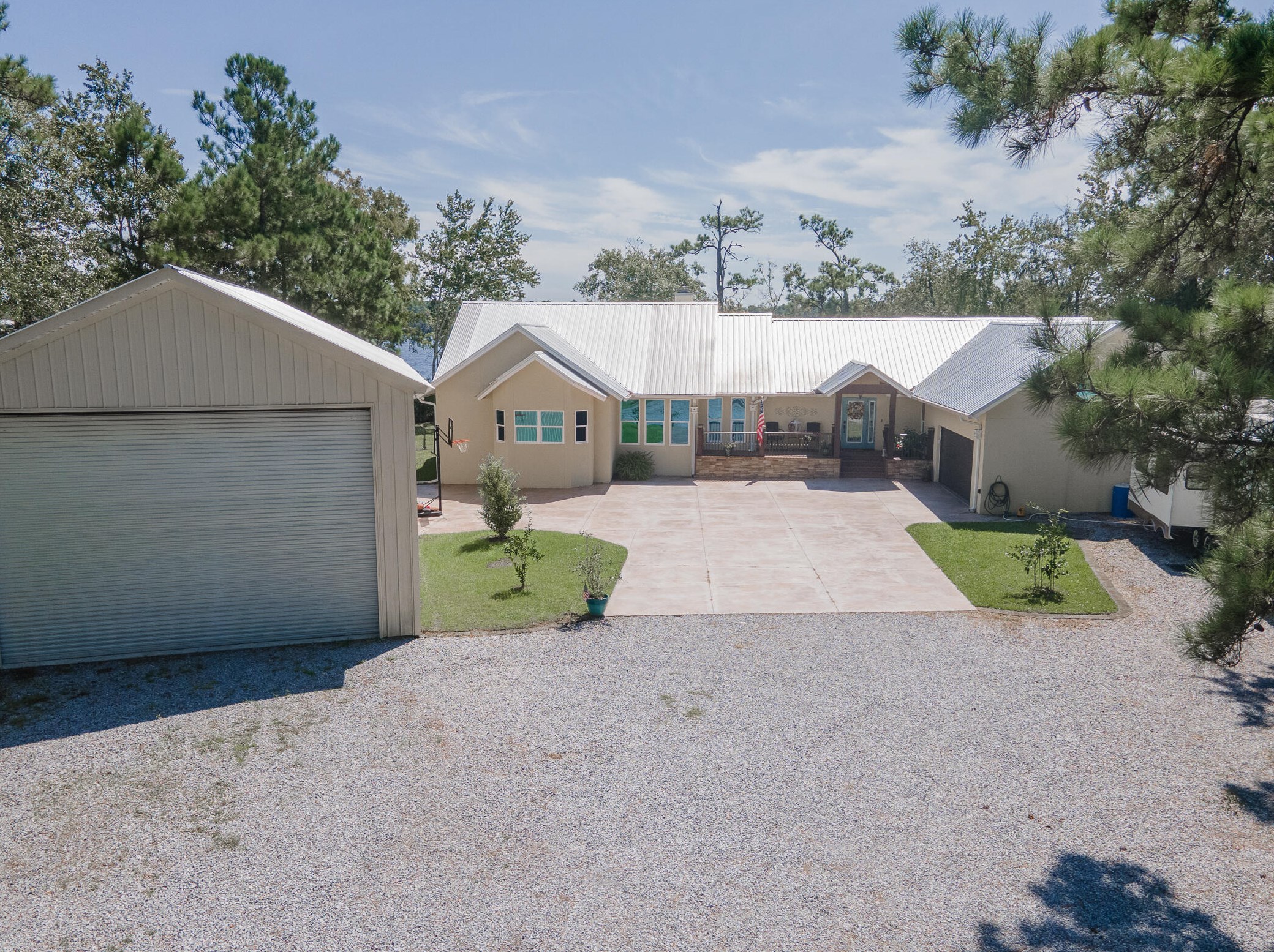 402 Shoreline Dr, Freeport, FL 32439