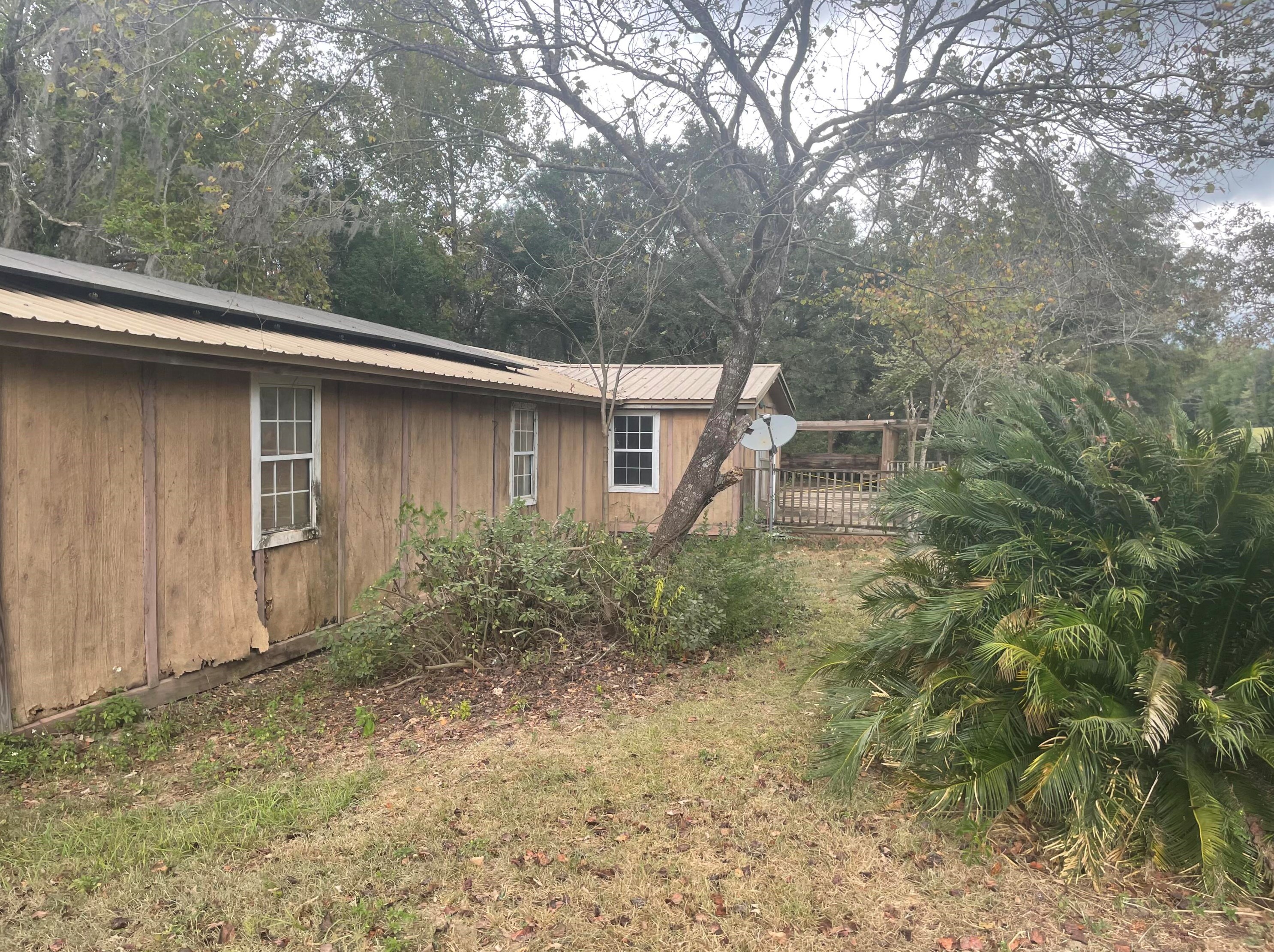 1604 River Rd, Caryville, FL 32427