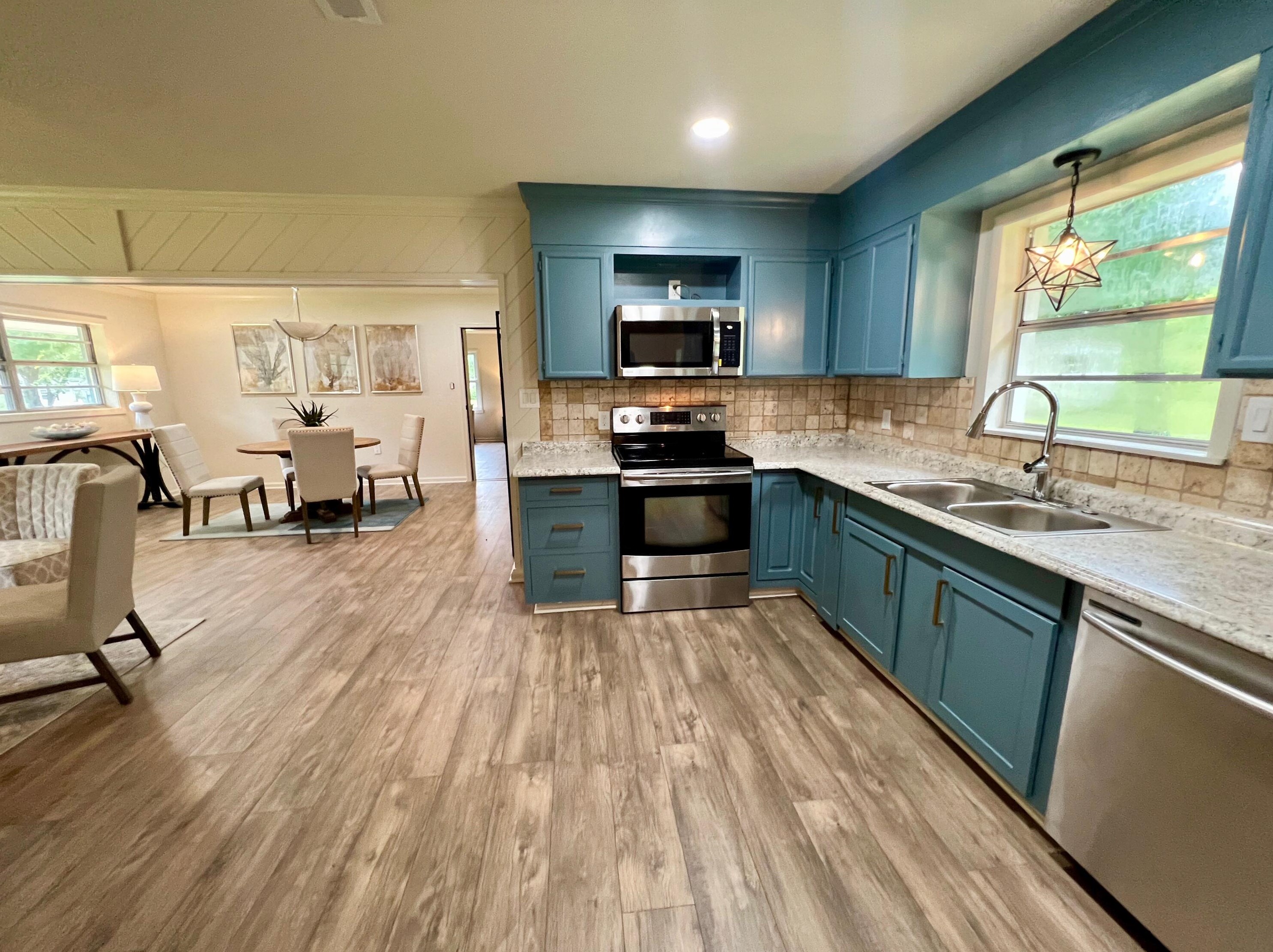 647 Twin Lakes Dr, Defuniak Springs, FL 32433