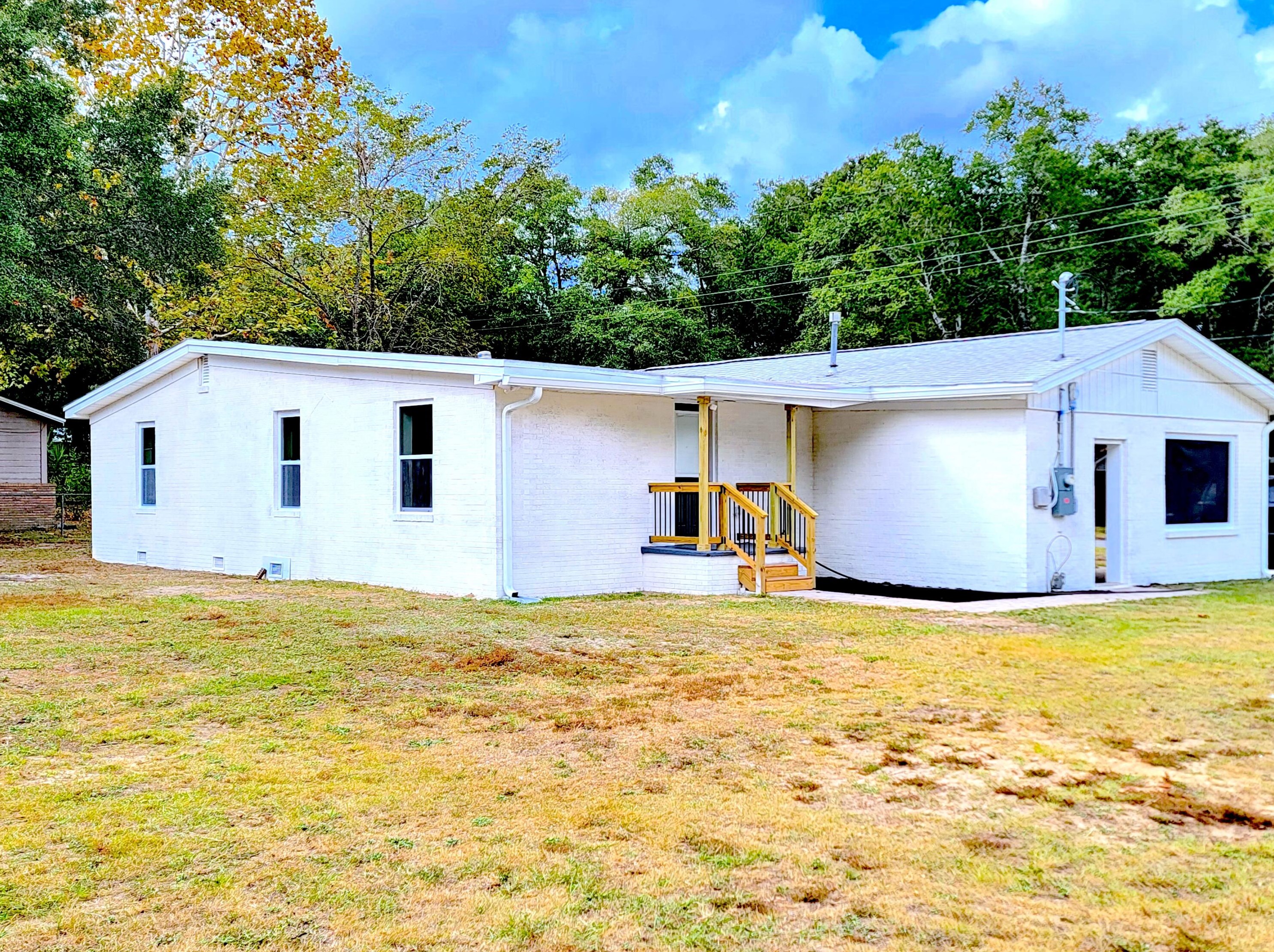 559 Robinson Ave, Crestview FL  32539-4623 exterior