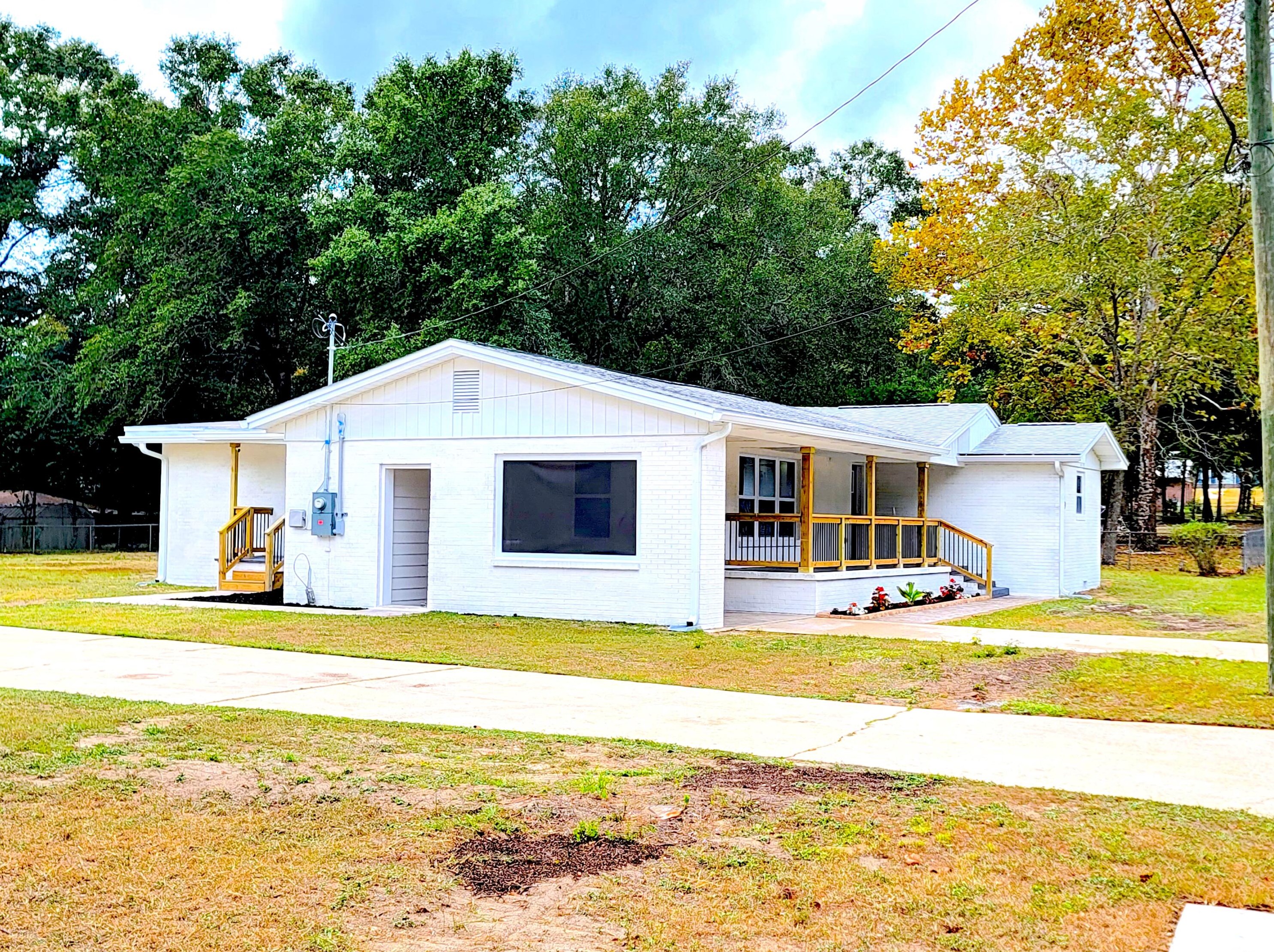 559 Robinson Ave, Crestview FL  32539-4623 exterior