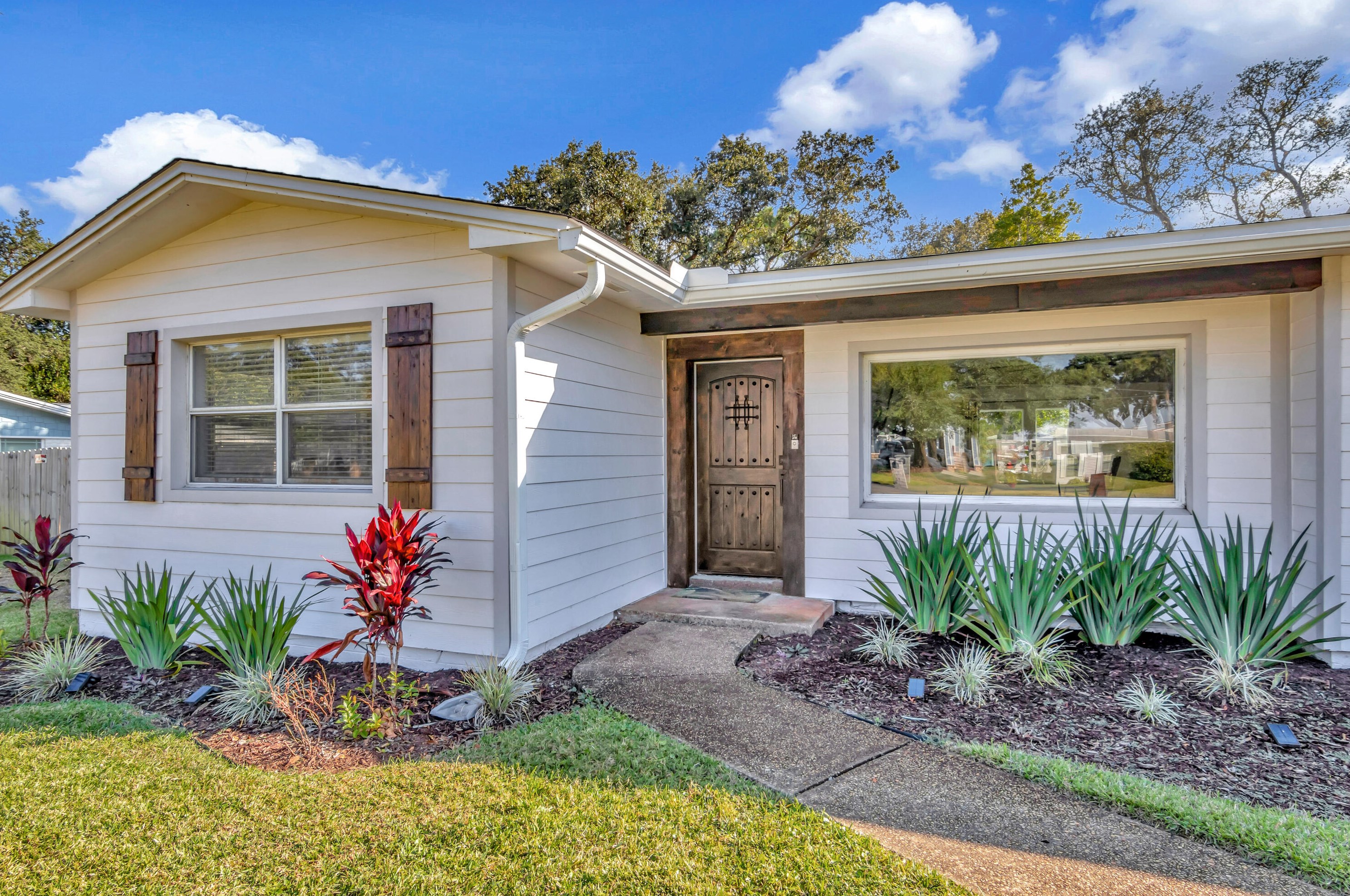 310 Yacht Club Dr, Fort Walton Beach, FL 32548-6424