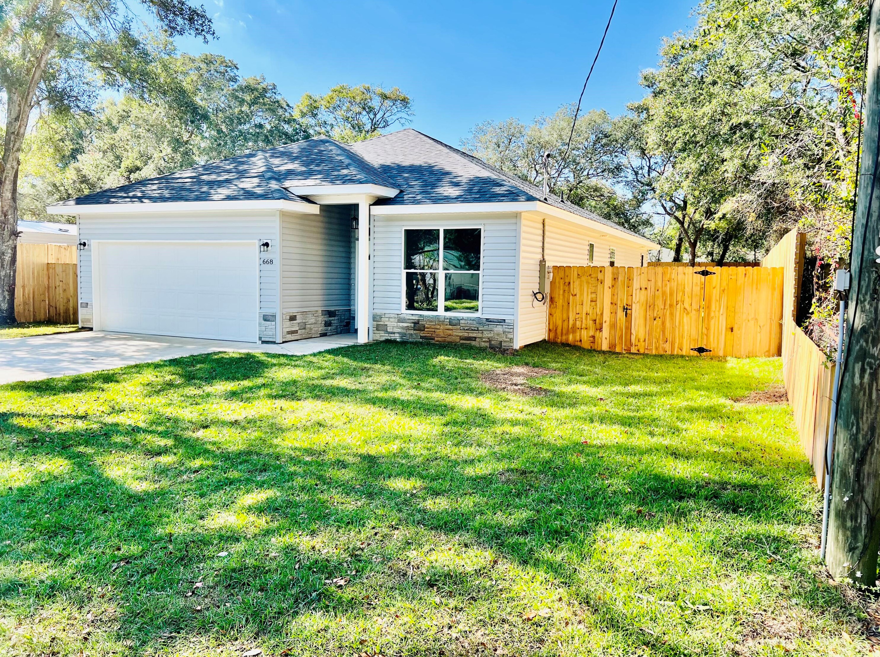 668 Anderson Dr, Fort Walton Beach, FL 32547-2140